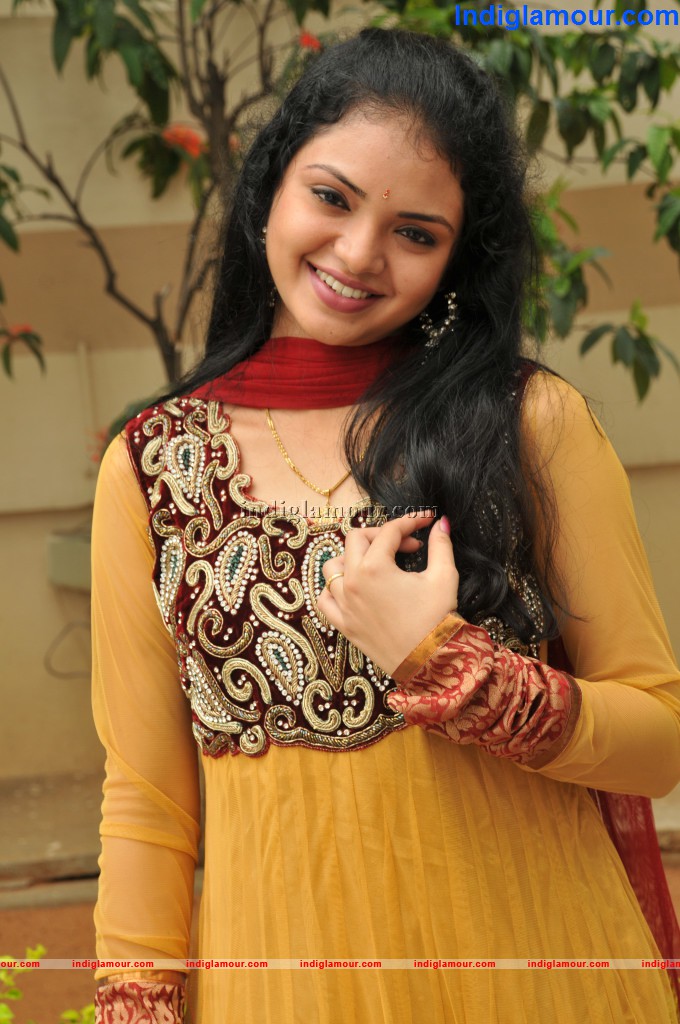 Supraja Actress hd photo