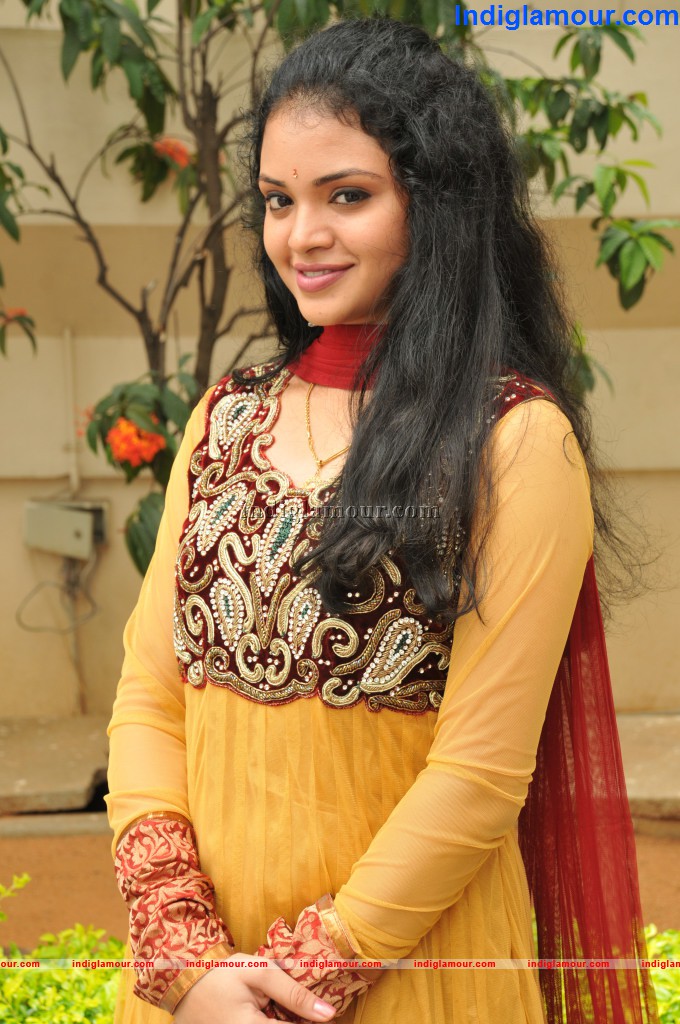 Supraja Actress hd photo