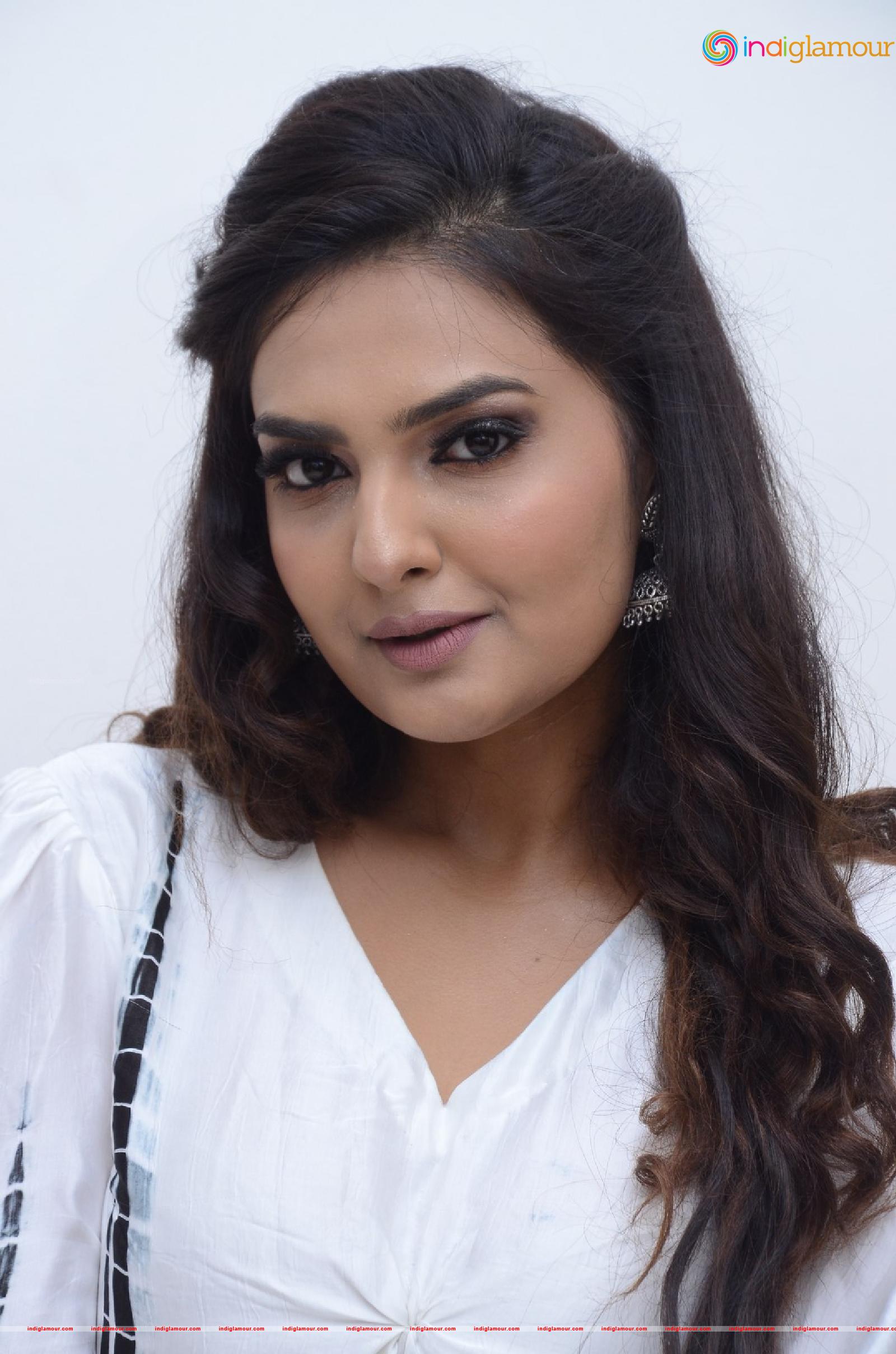 Neha Deshpande Actress hd photo