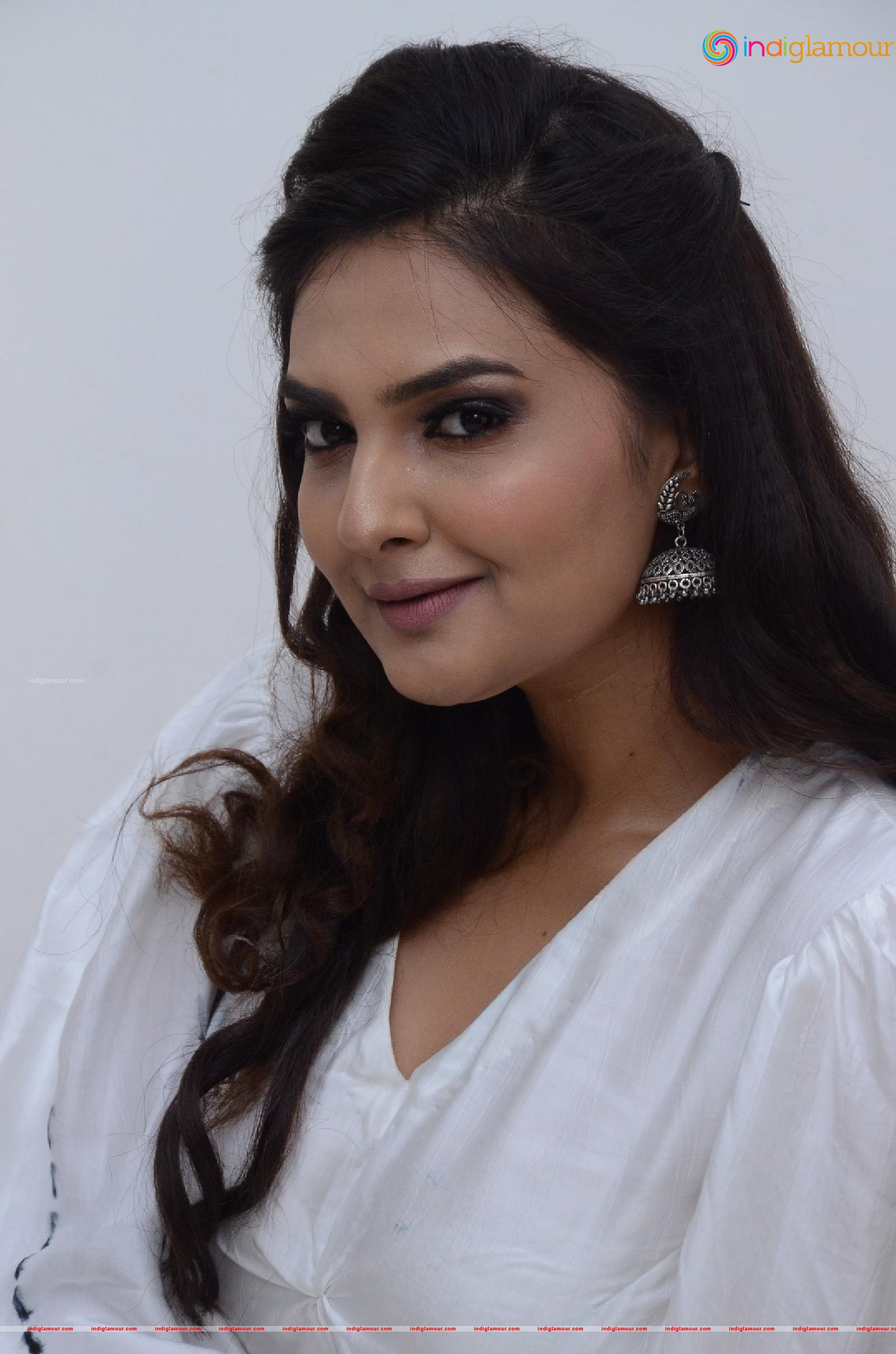 Neha Deshpande Actress hd photo