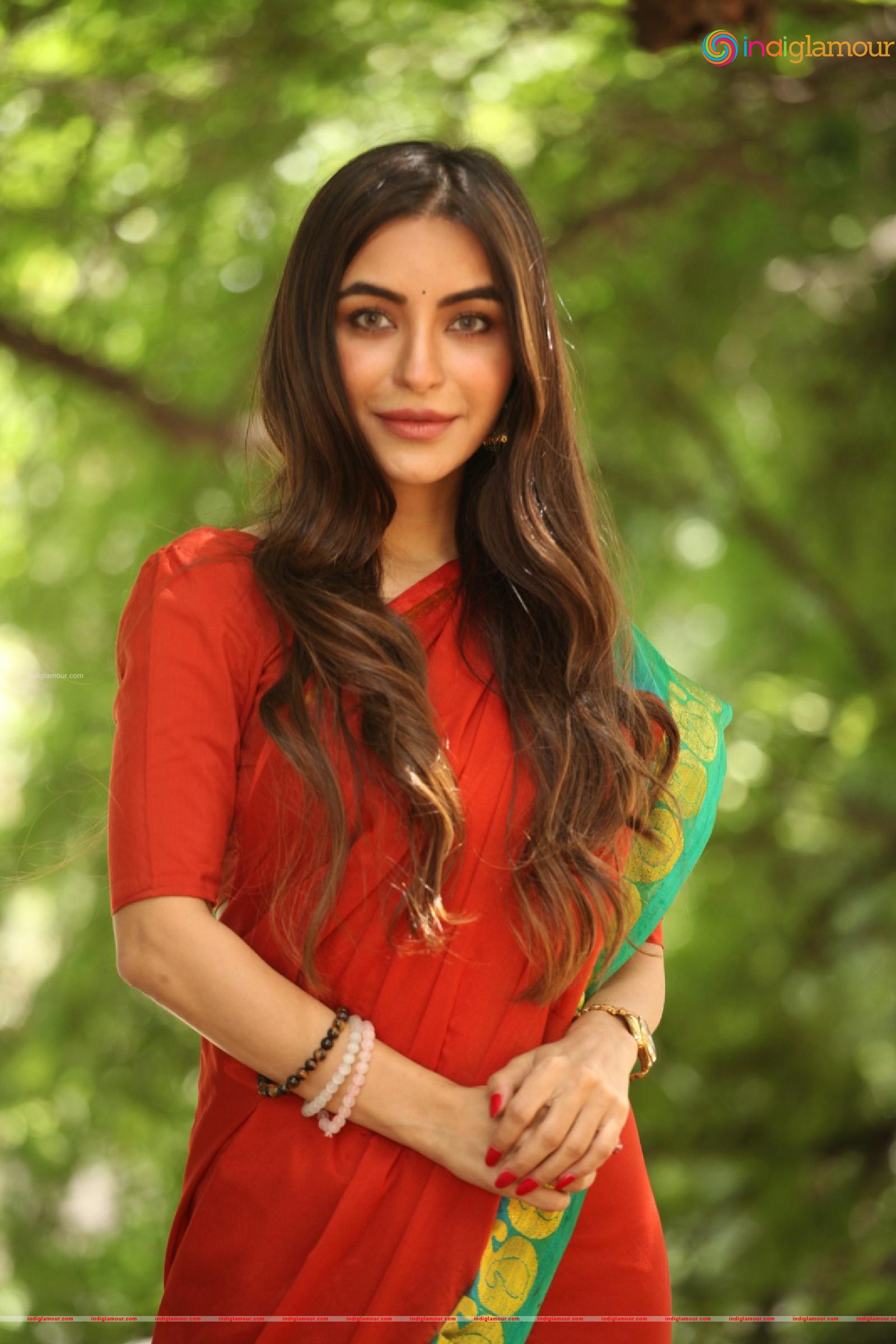 Nikkesha Actress hd photo