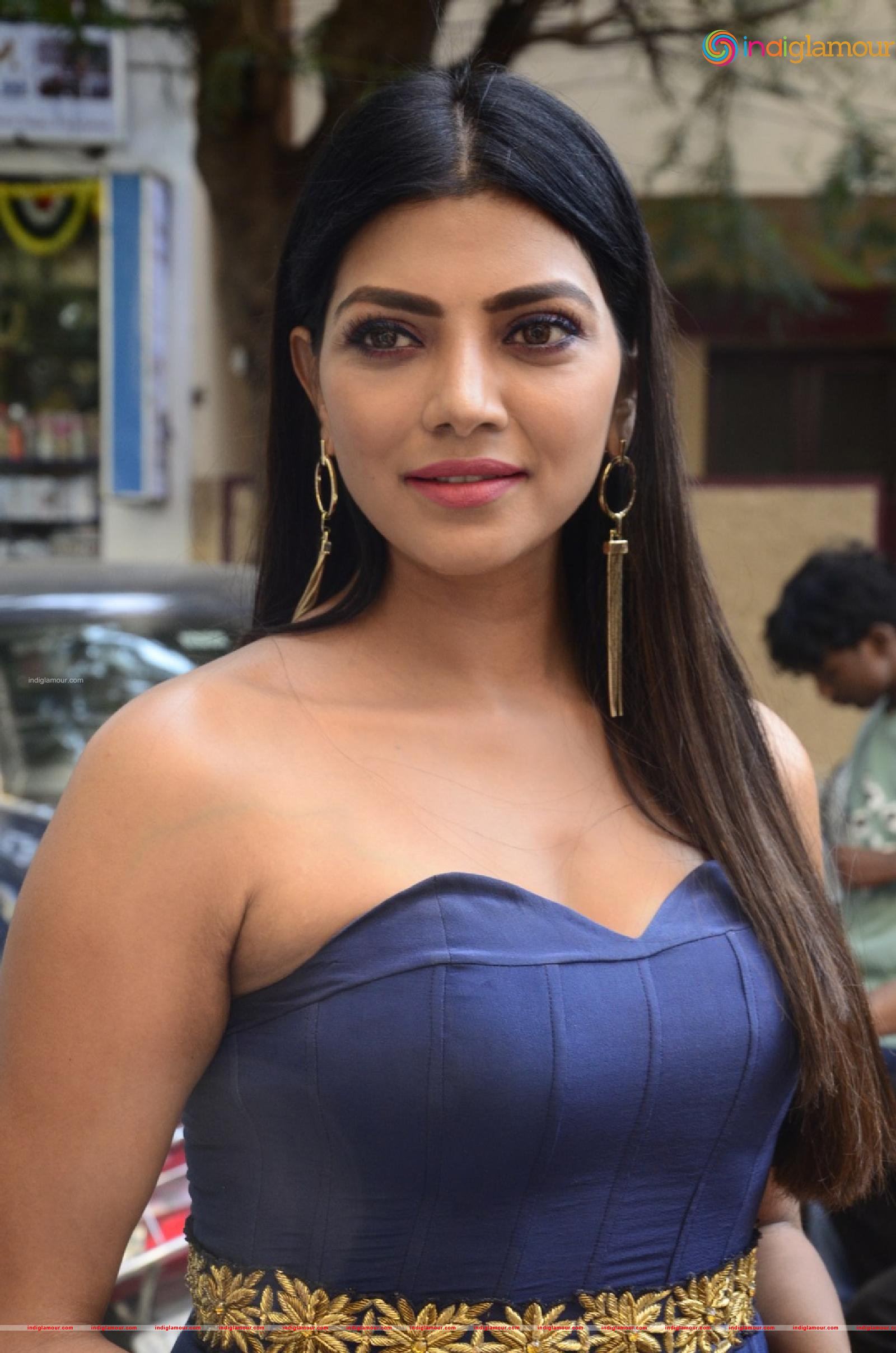Lahari Shari Actress hd photo