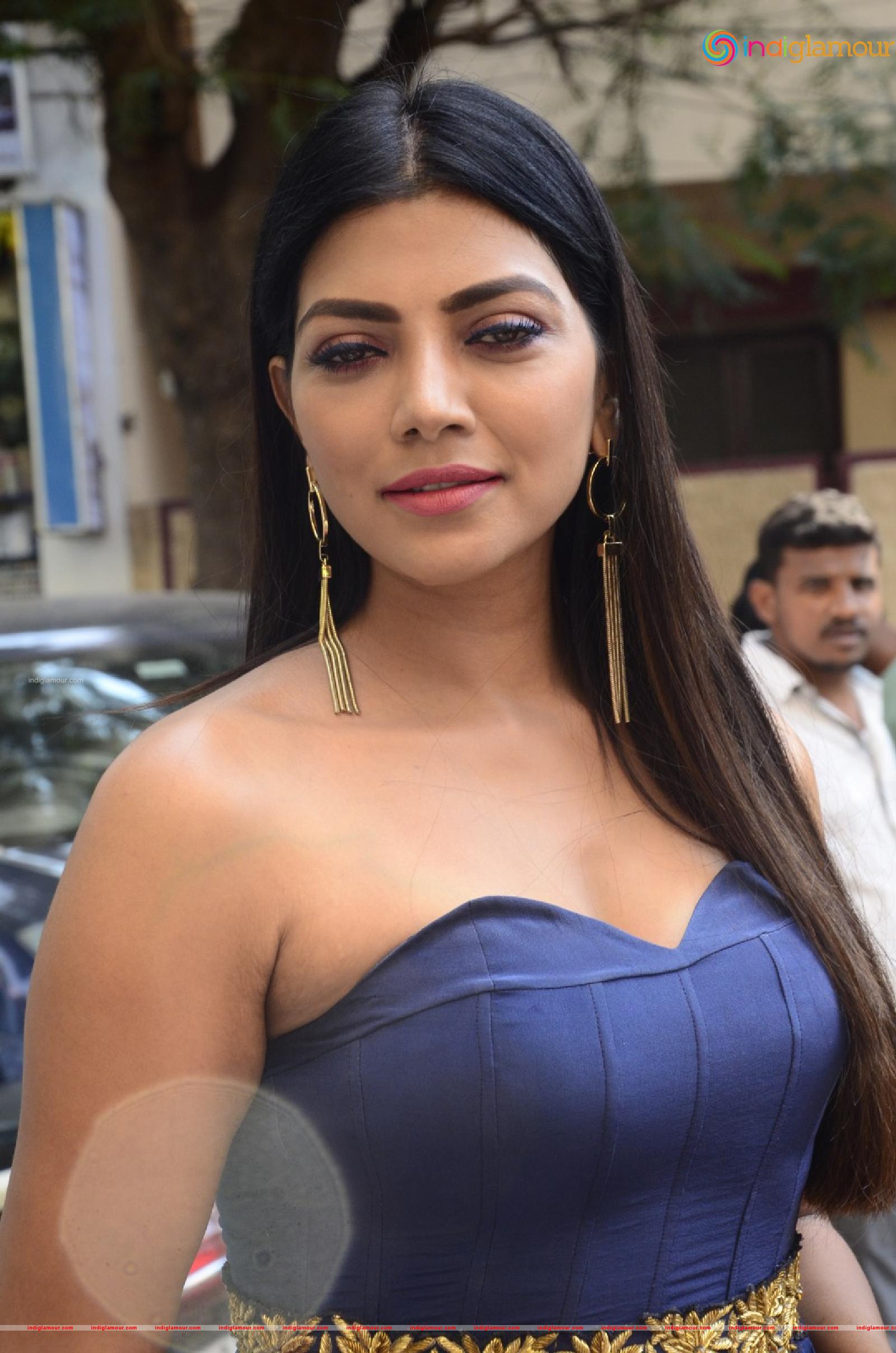 Lahari Shari Actress hd photo