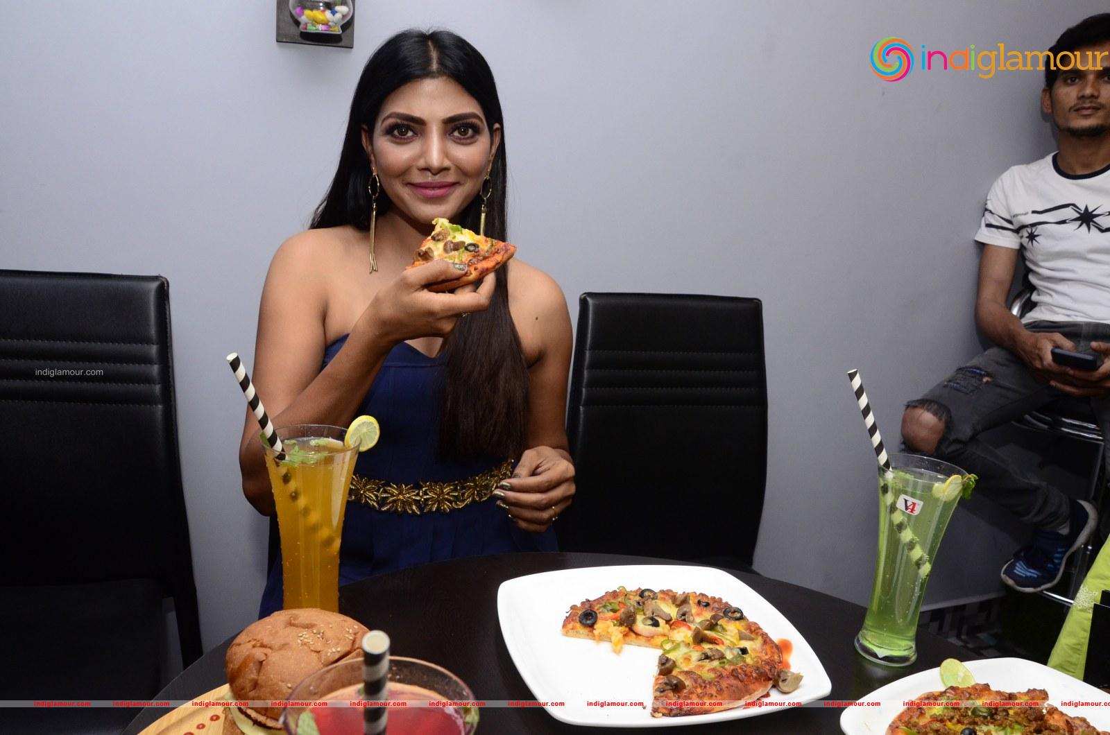 Lahari Shari Actress hd photo