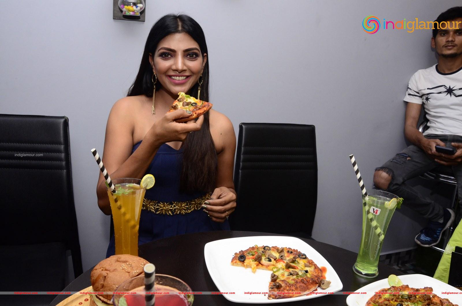 Lahari Shari Actress hd photo