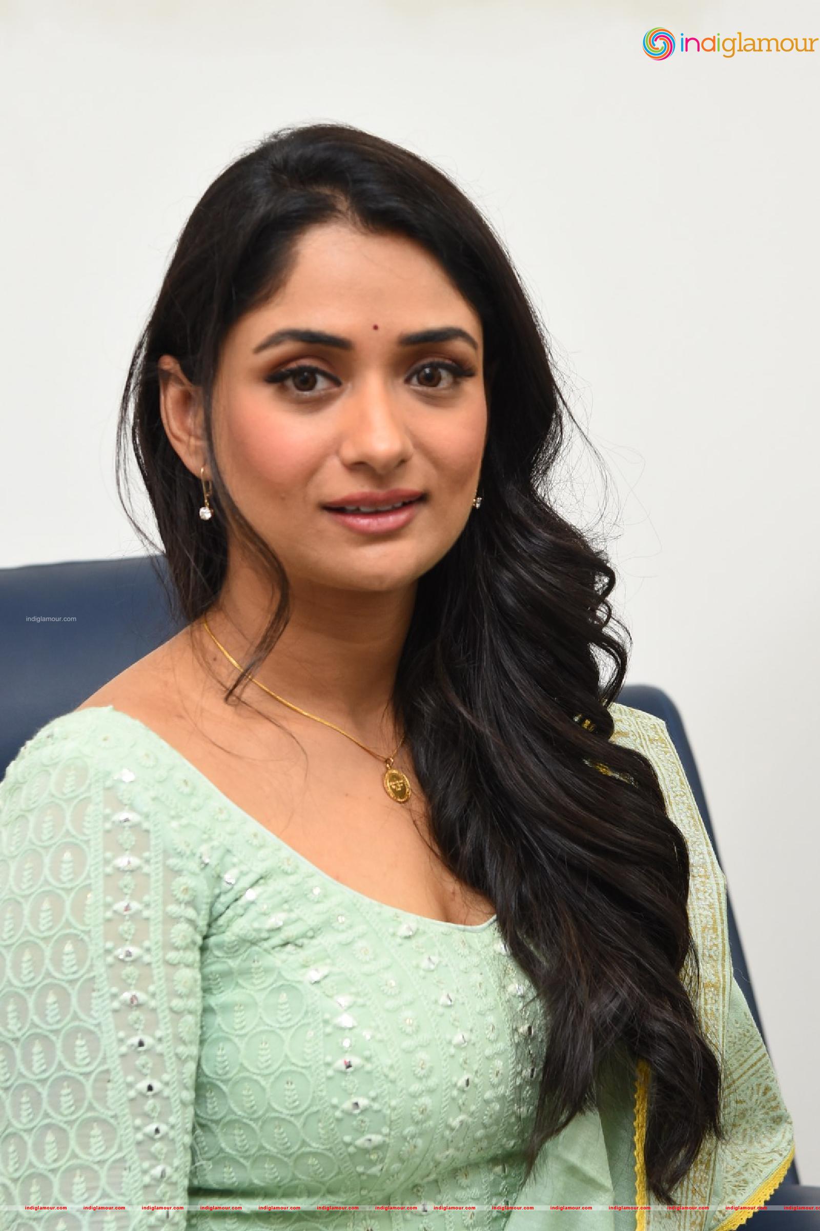 Sandhya Raju Actress hd photo