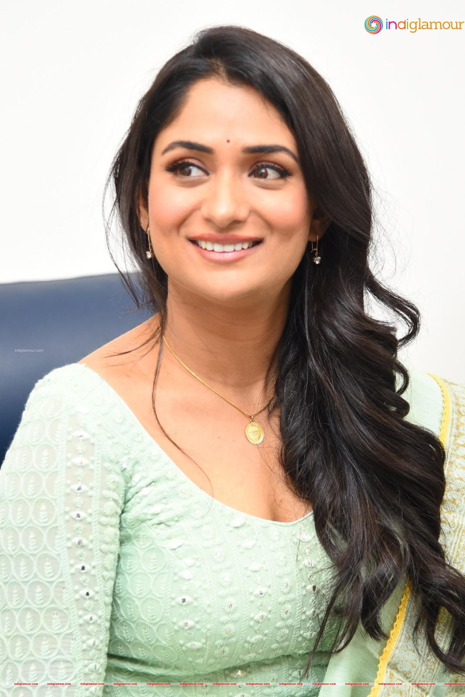 Sandhya Raju Actress hd photo