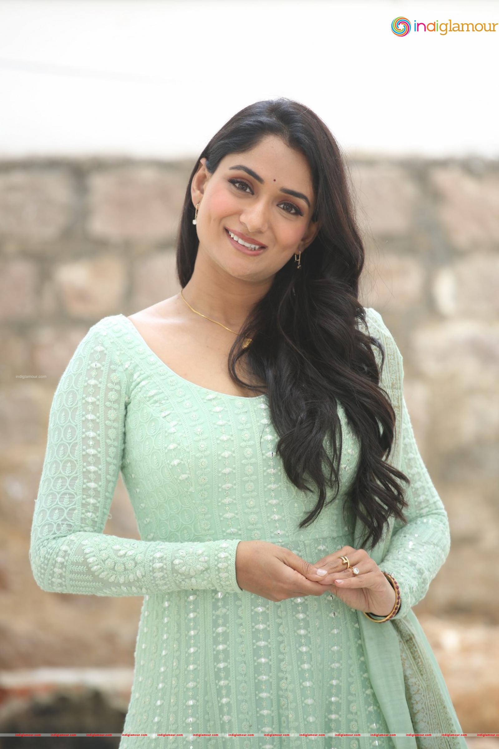 Sandhya Raju Actress hd photo