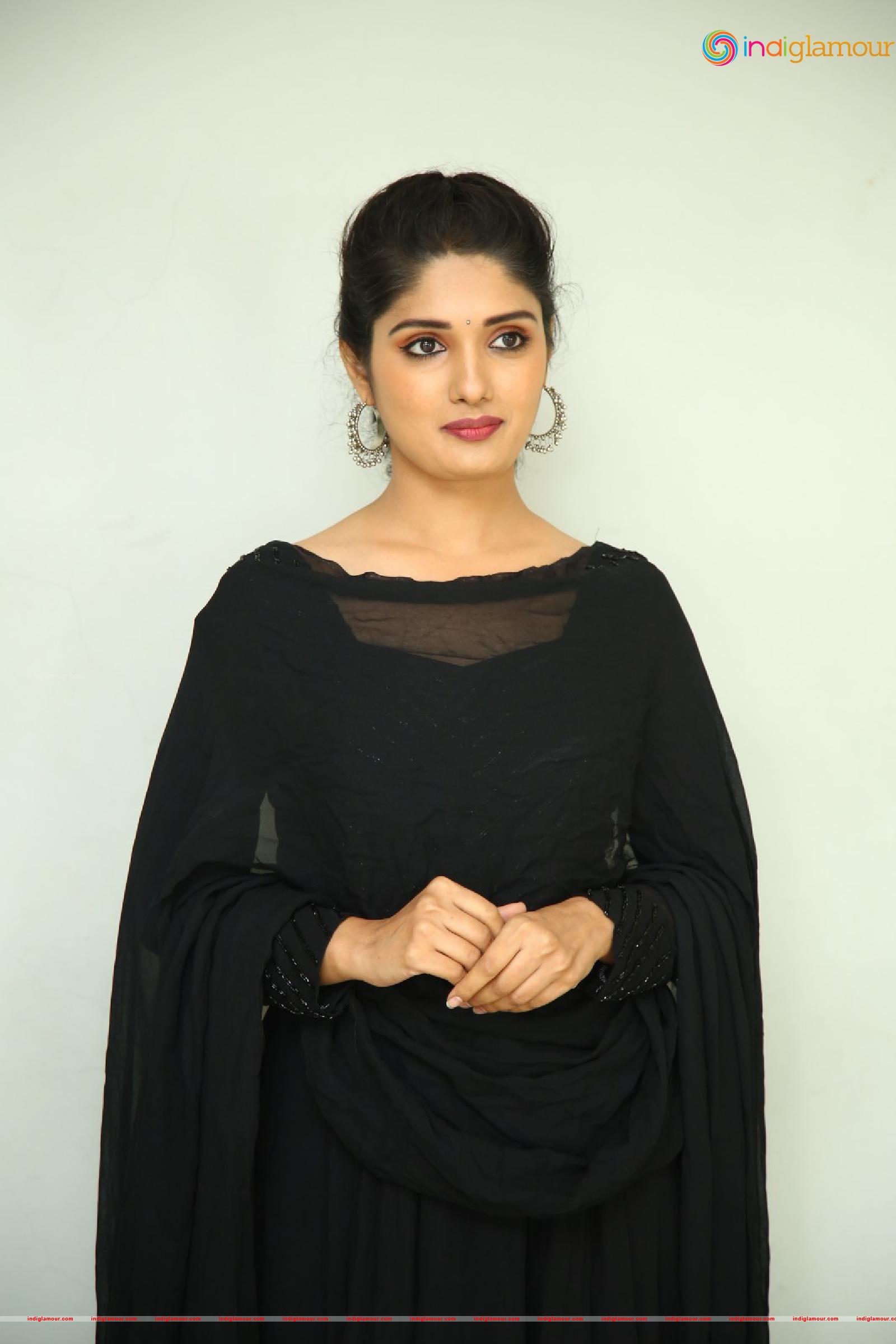 Geeth Saini Actress hd photo