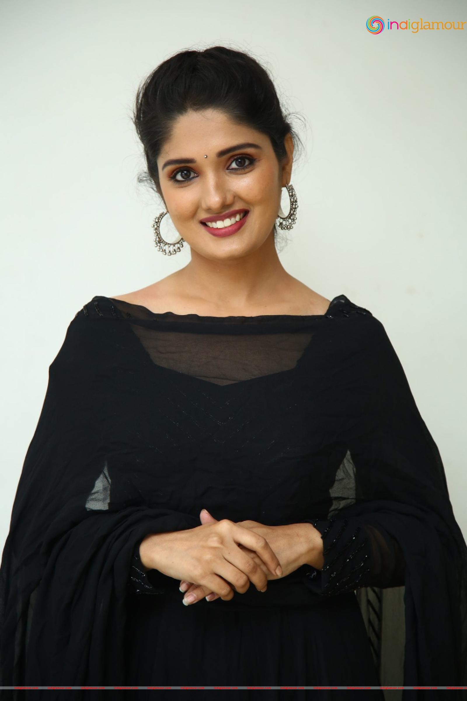 Geeth Saini Actress hd photo