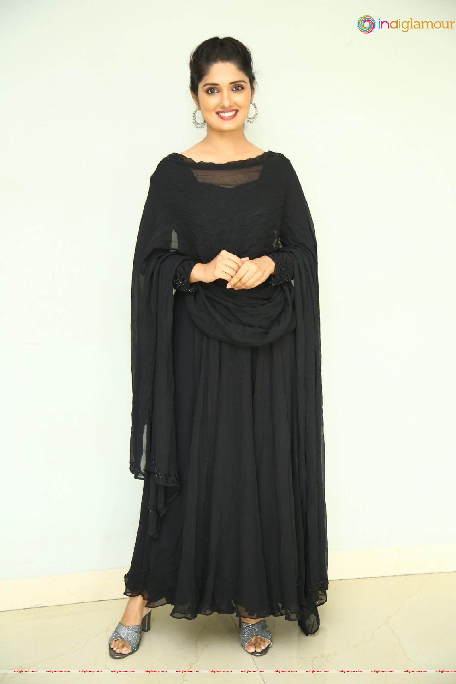 Geeth Saini Actress hd photo
