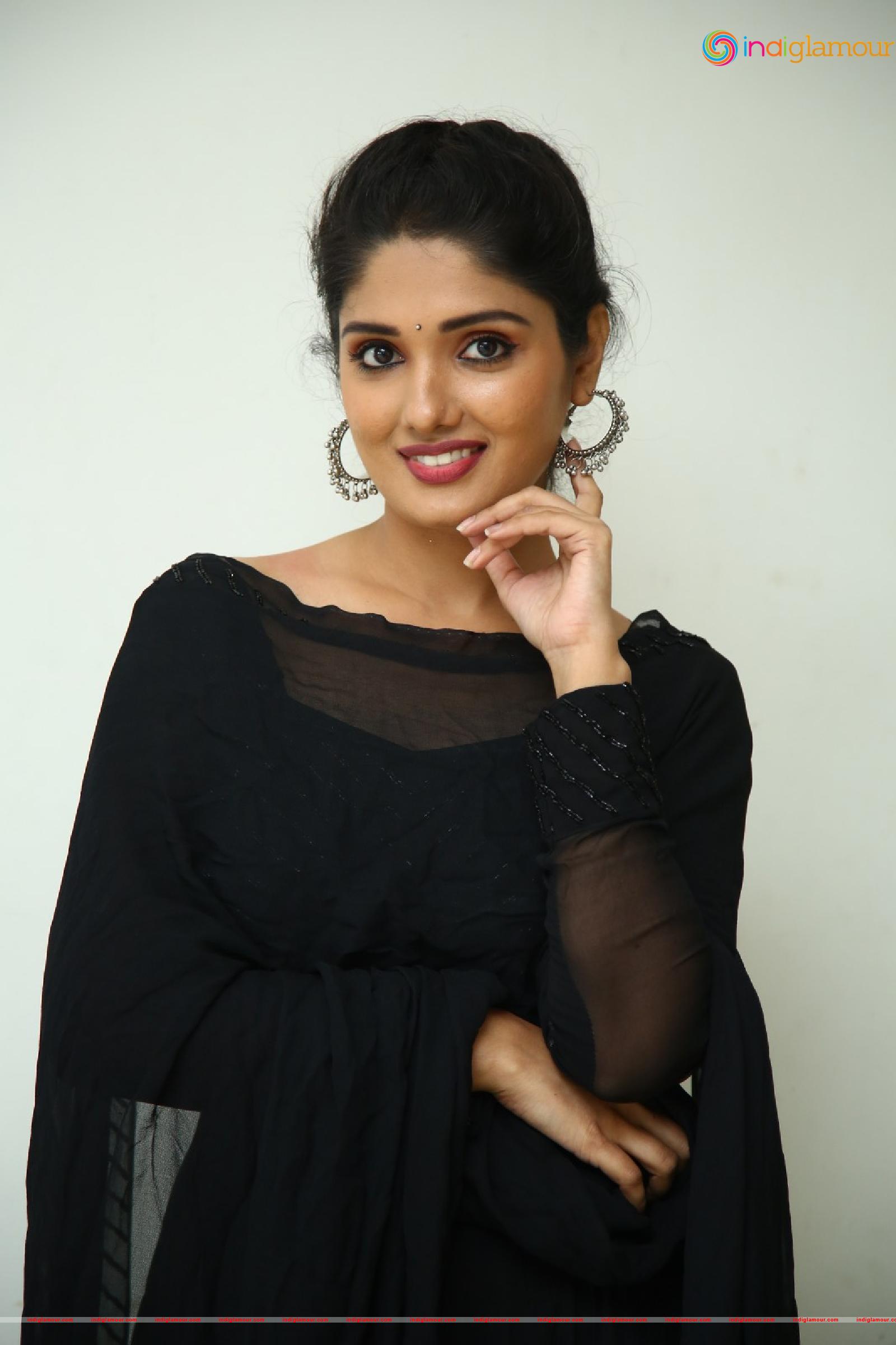 Geeth Saini Actress hd photo