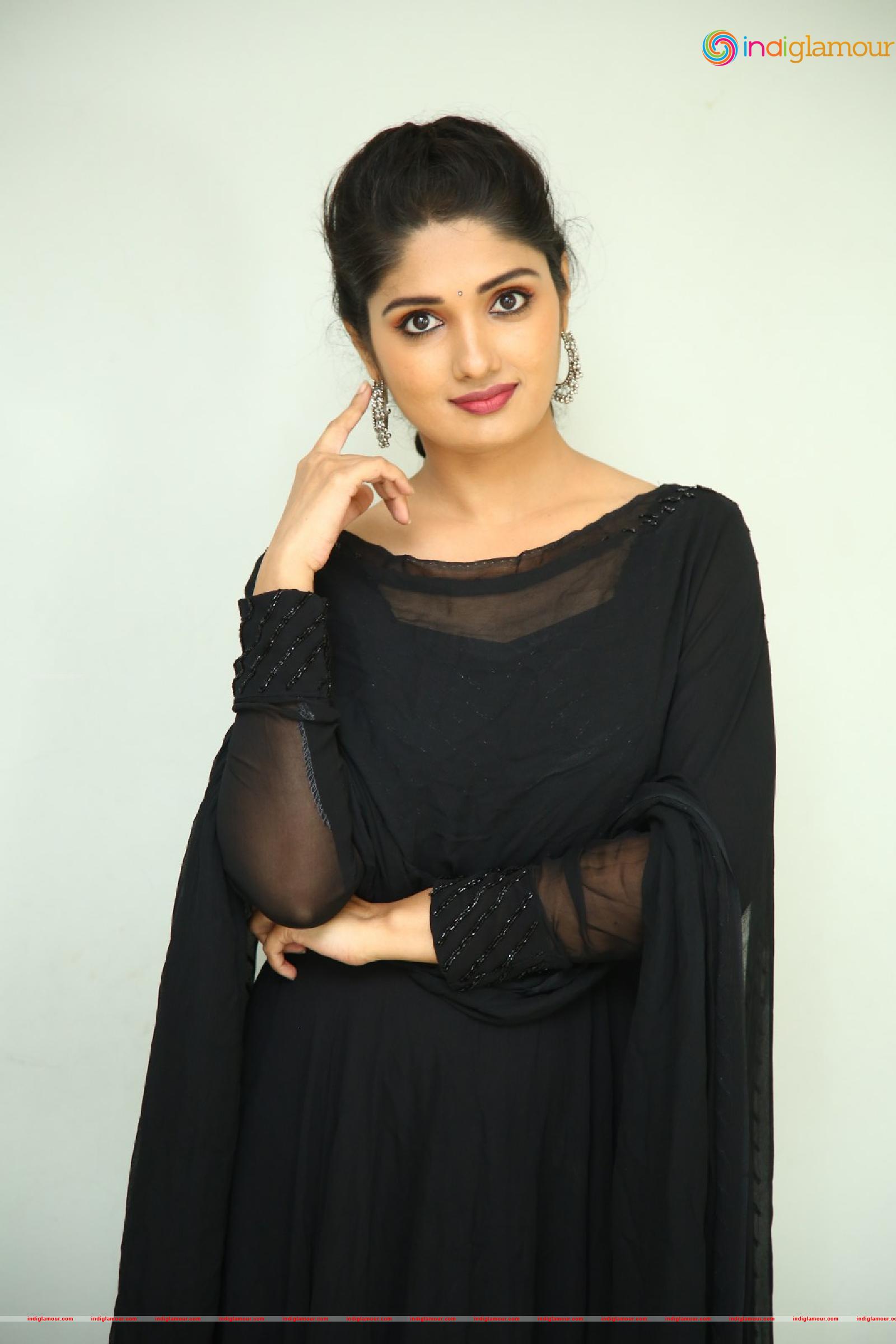Geeth Saini Actress hd photo