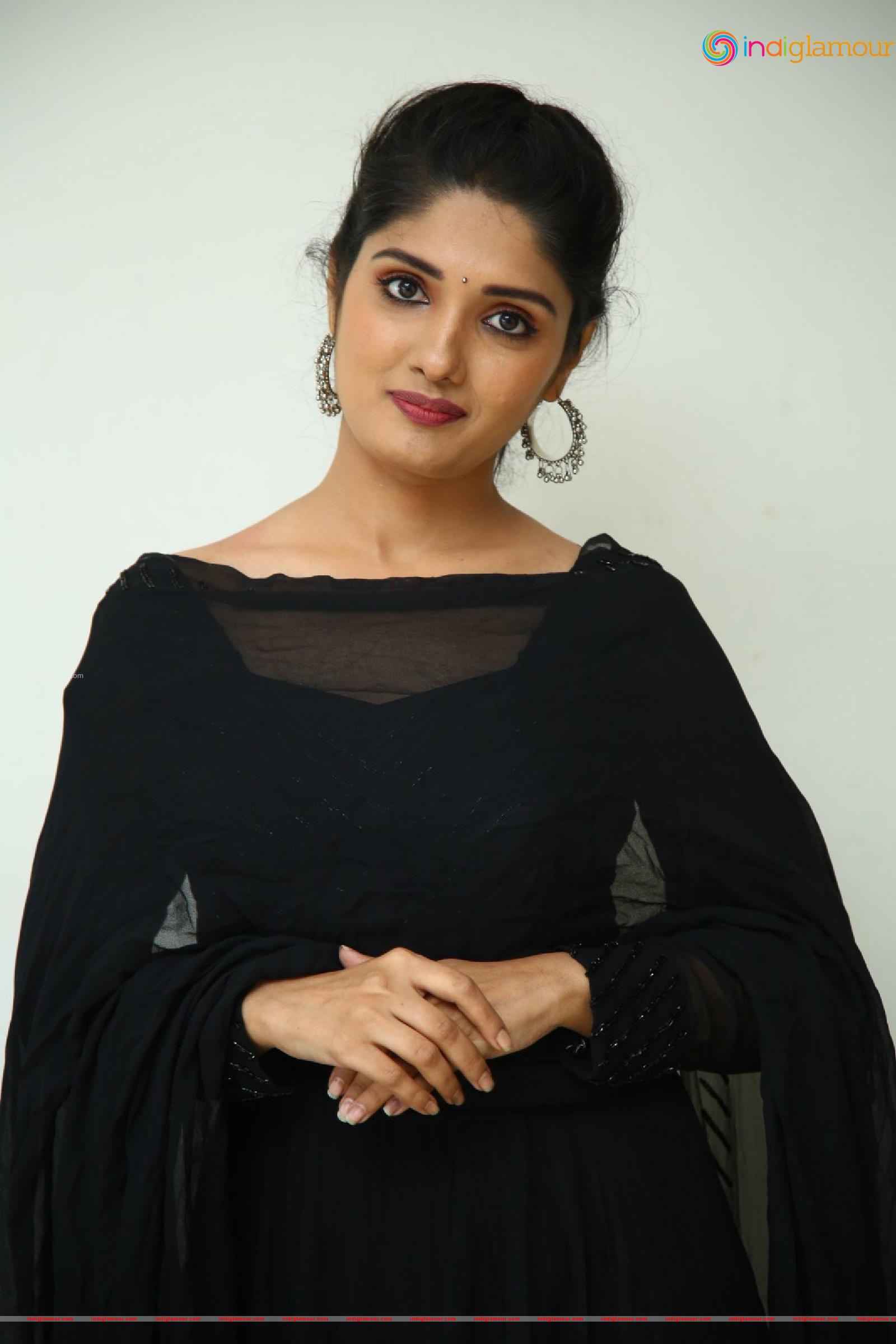 Geeth Saini Actress hd photo