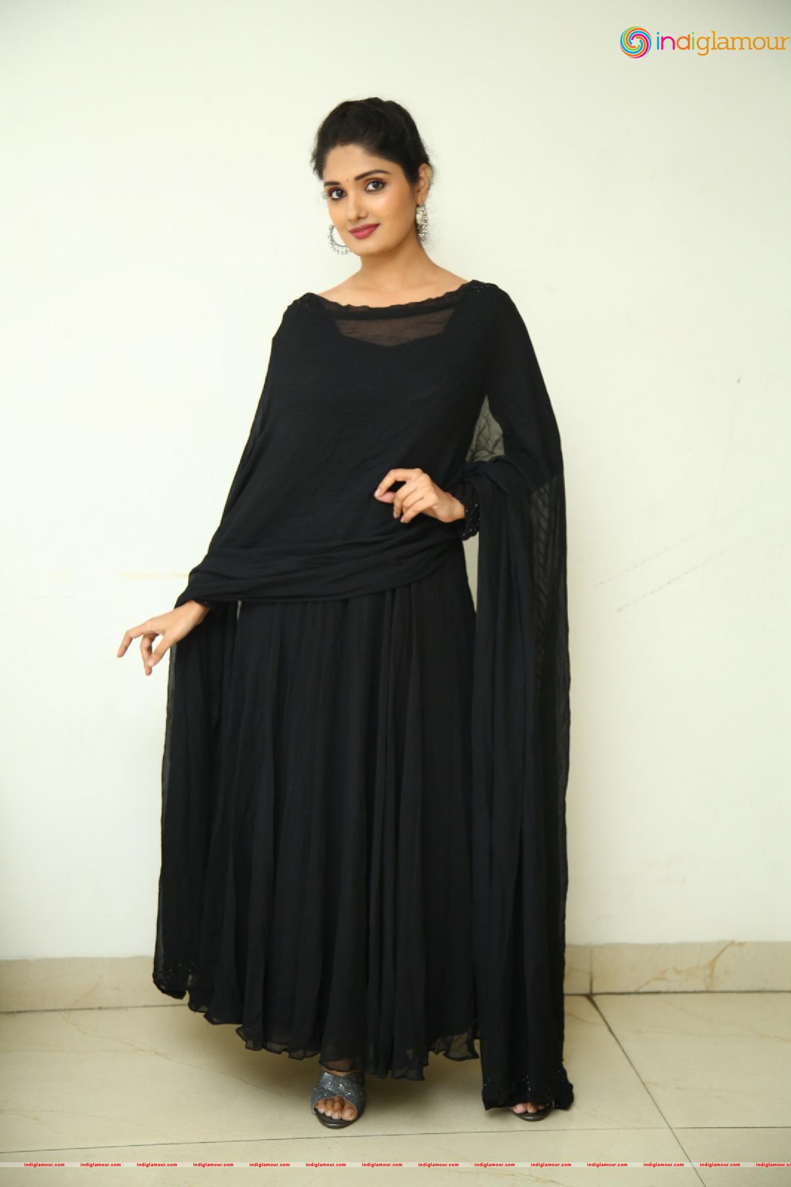 Geeth Saini Actress hd photo