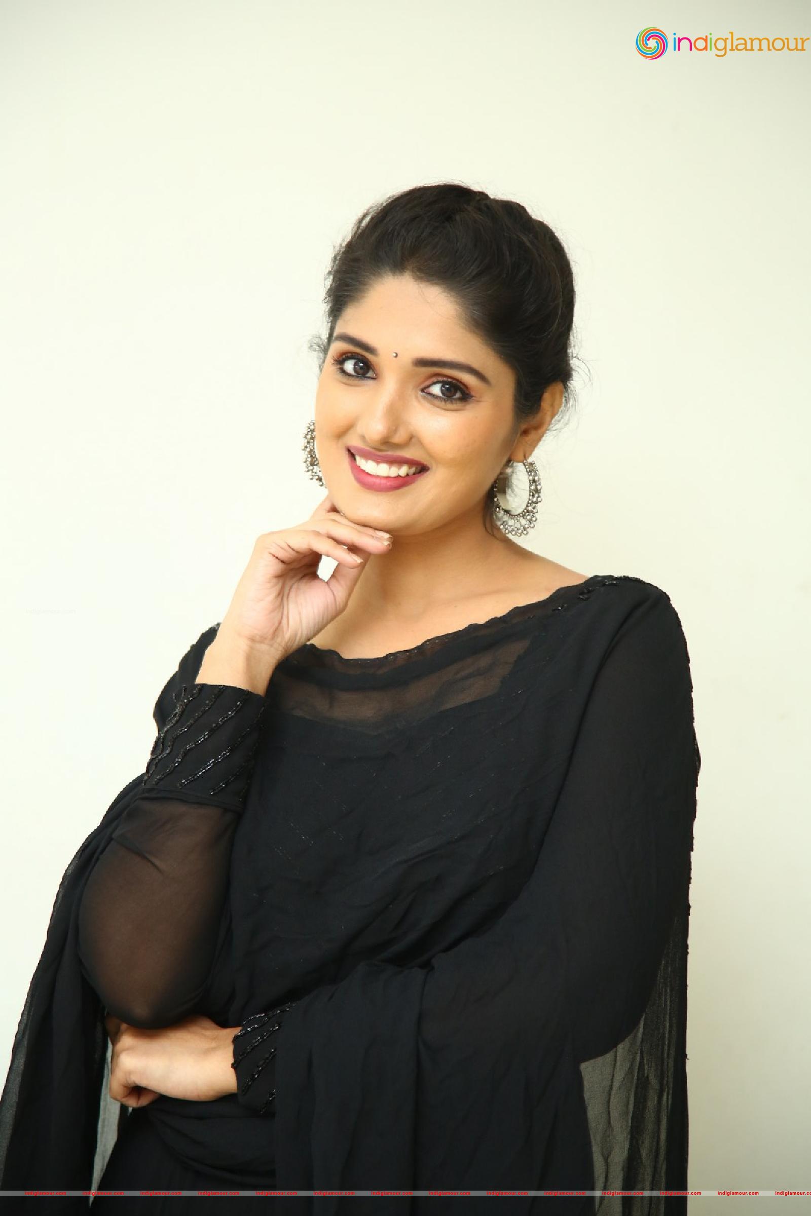 Geeth Saini Actress hd photo