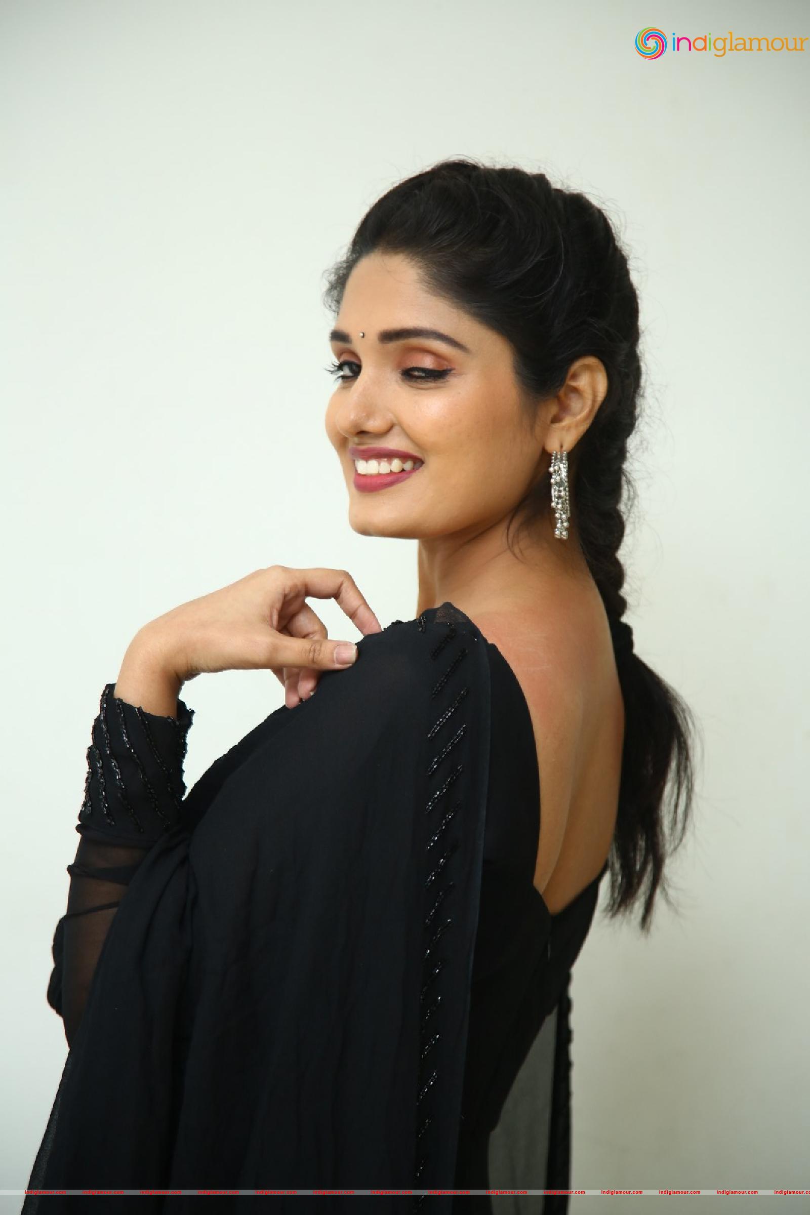 Geeth Saini Actress hd photo