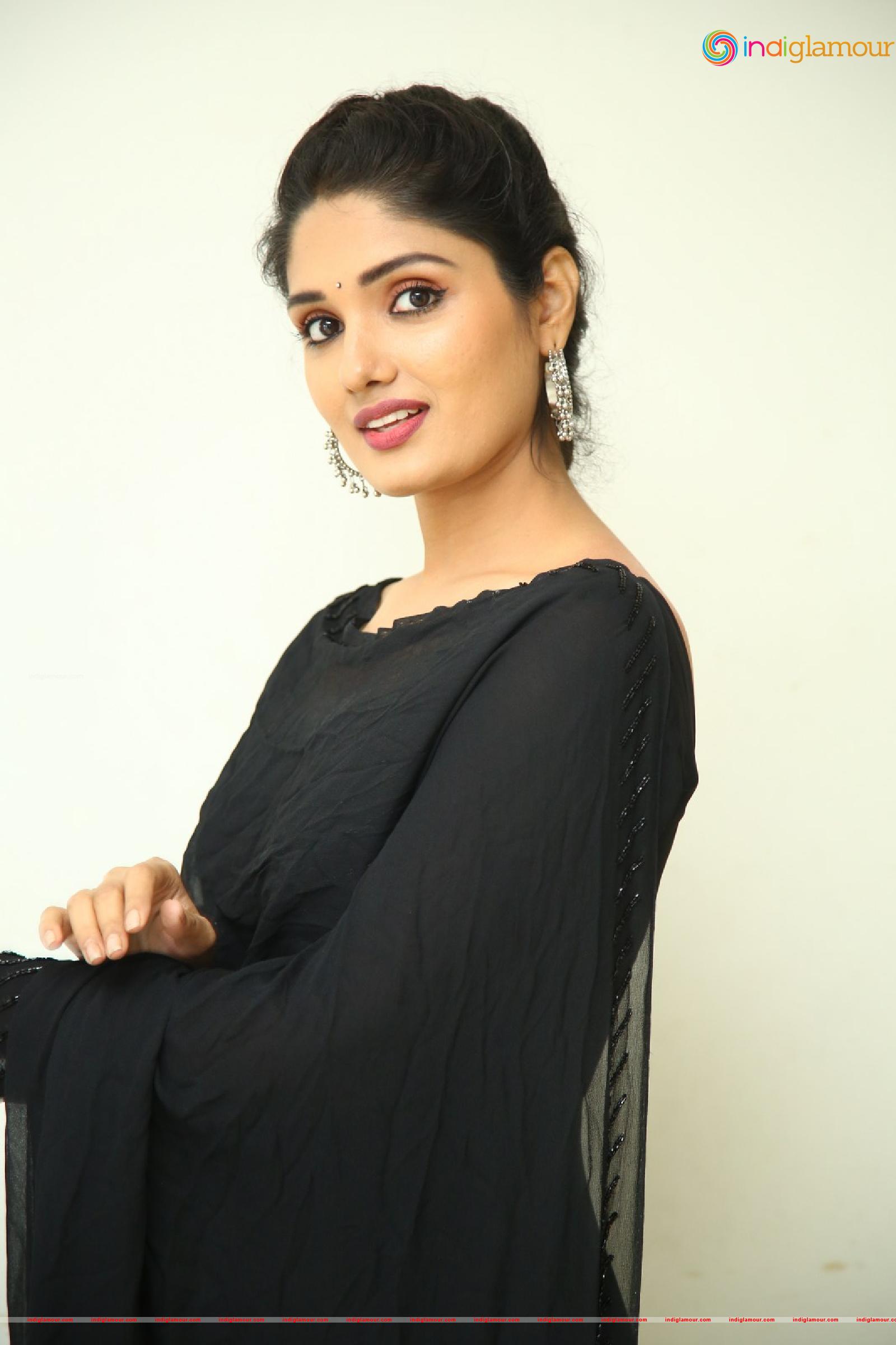 Geeth Saini Actress hd photo
