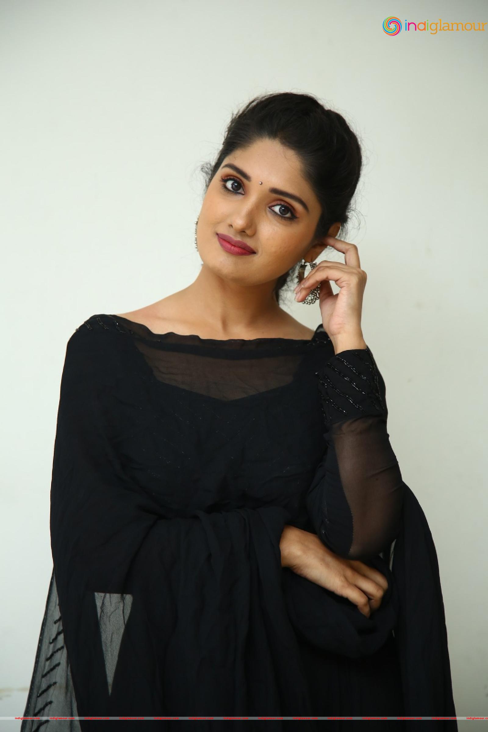 Geeth Saini Actress hd photo