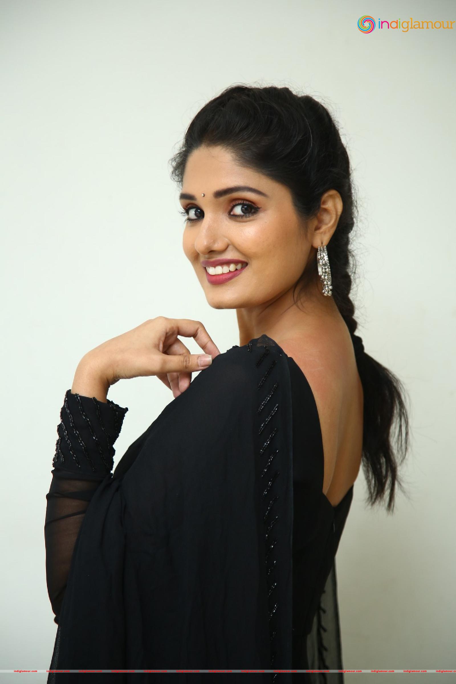 Geeth Saini Actress hd photo