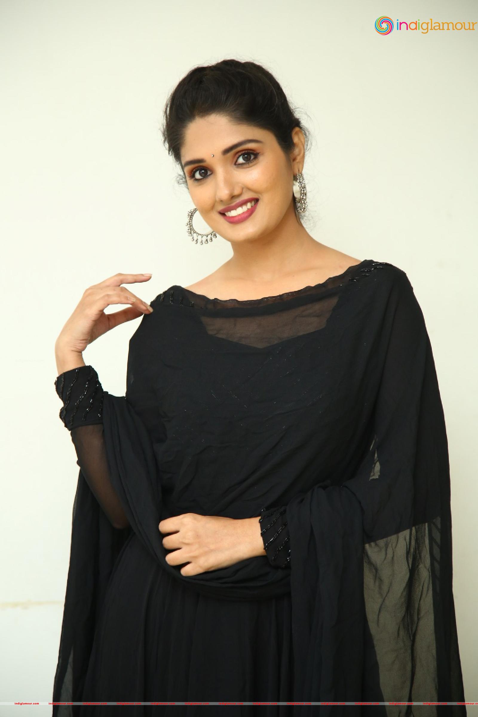 Geeth Saini Actress hd photo