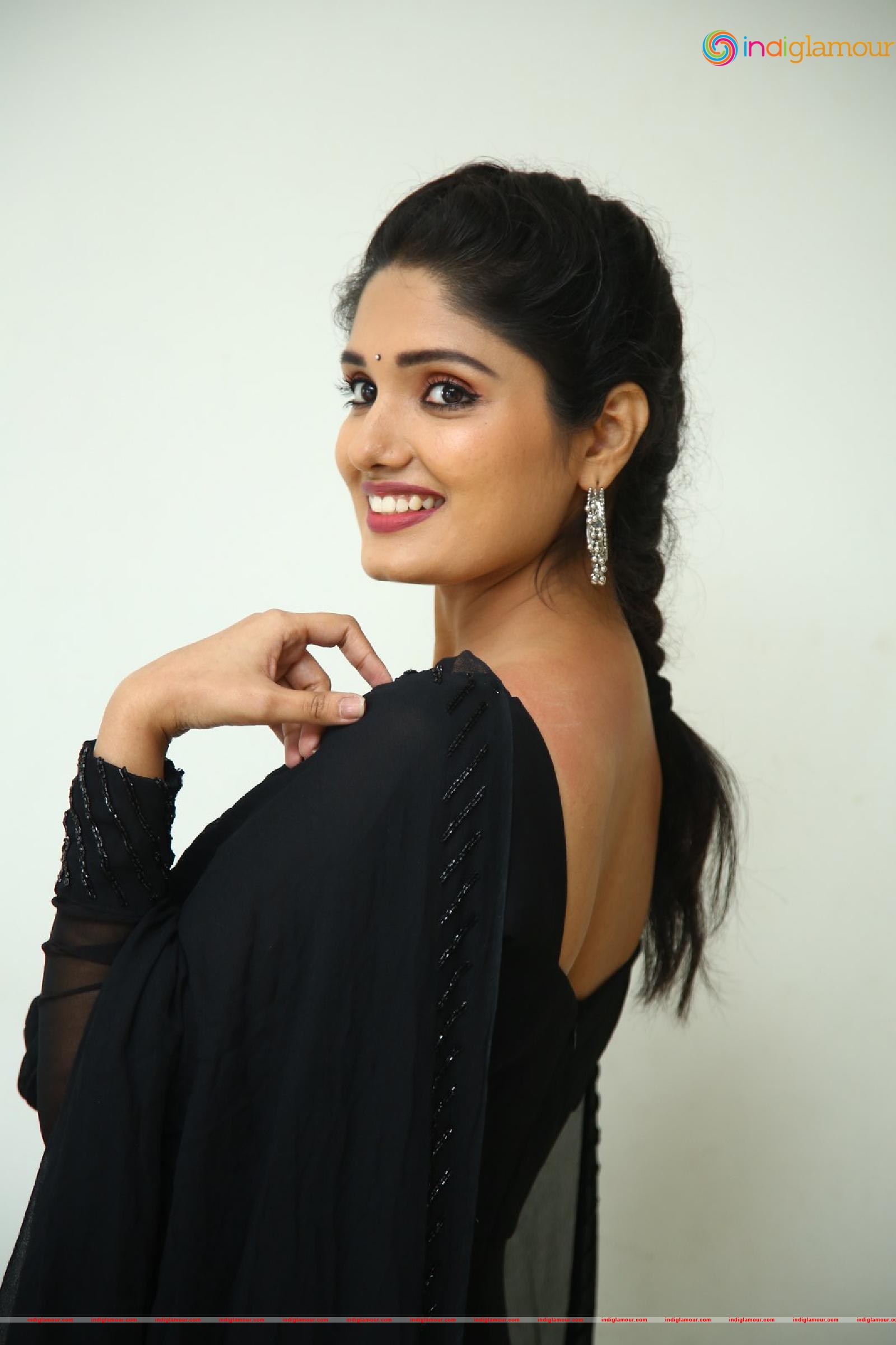 Geeth Saini Actress hd photo