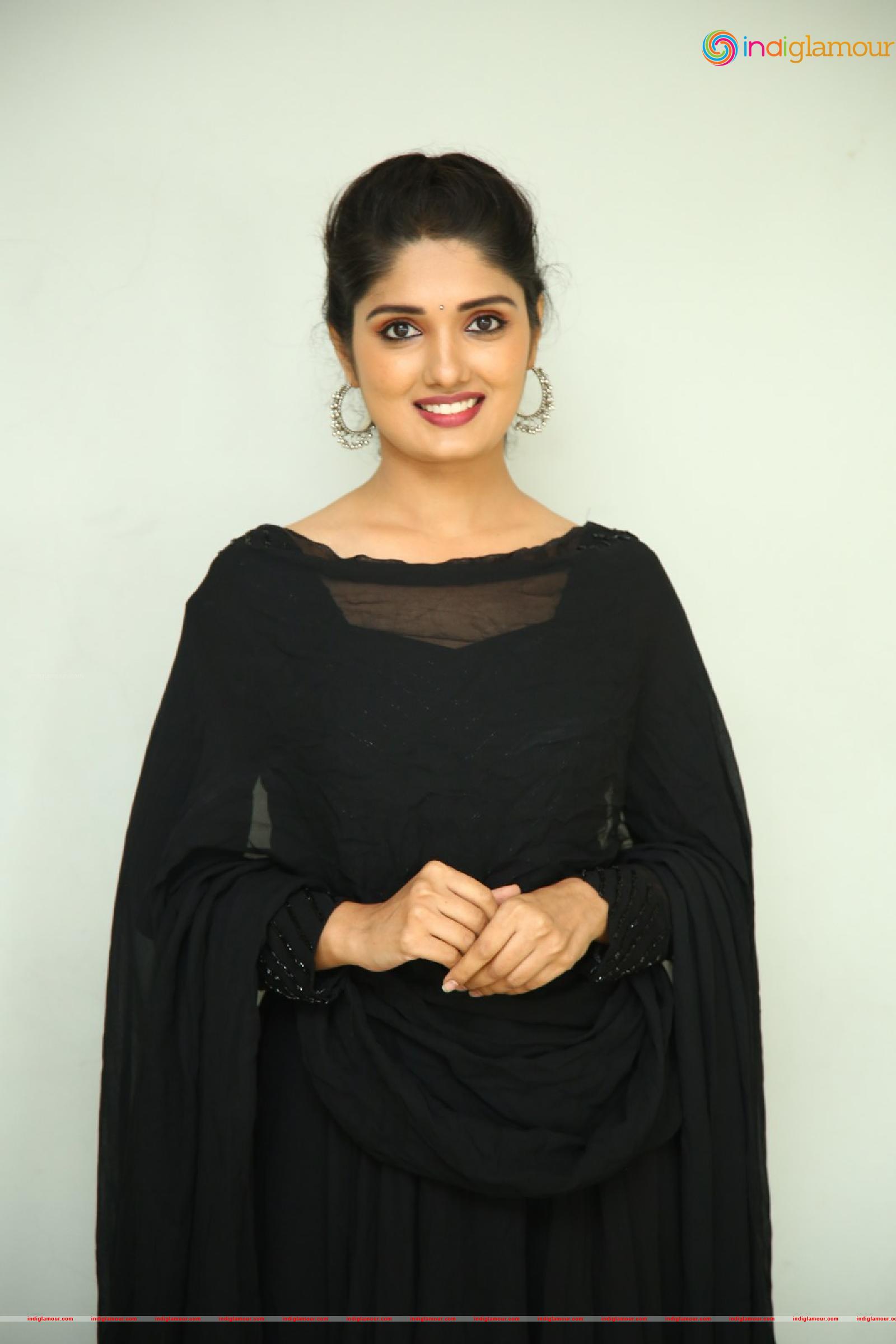 Geeth Saini Actress hd photo