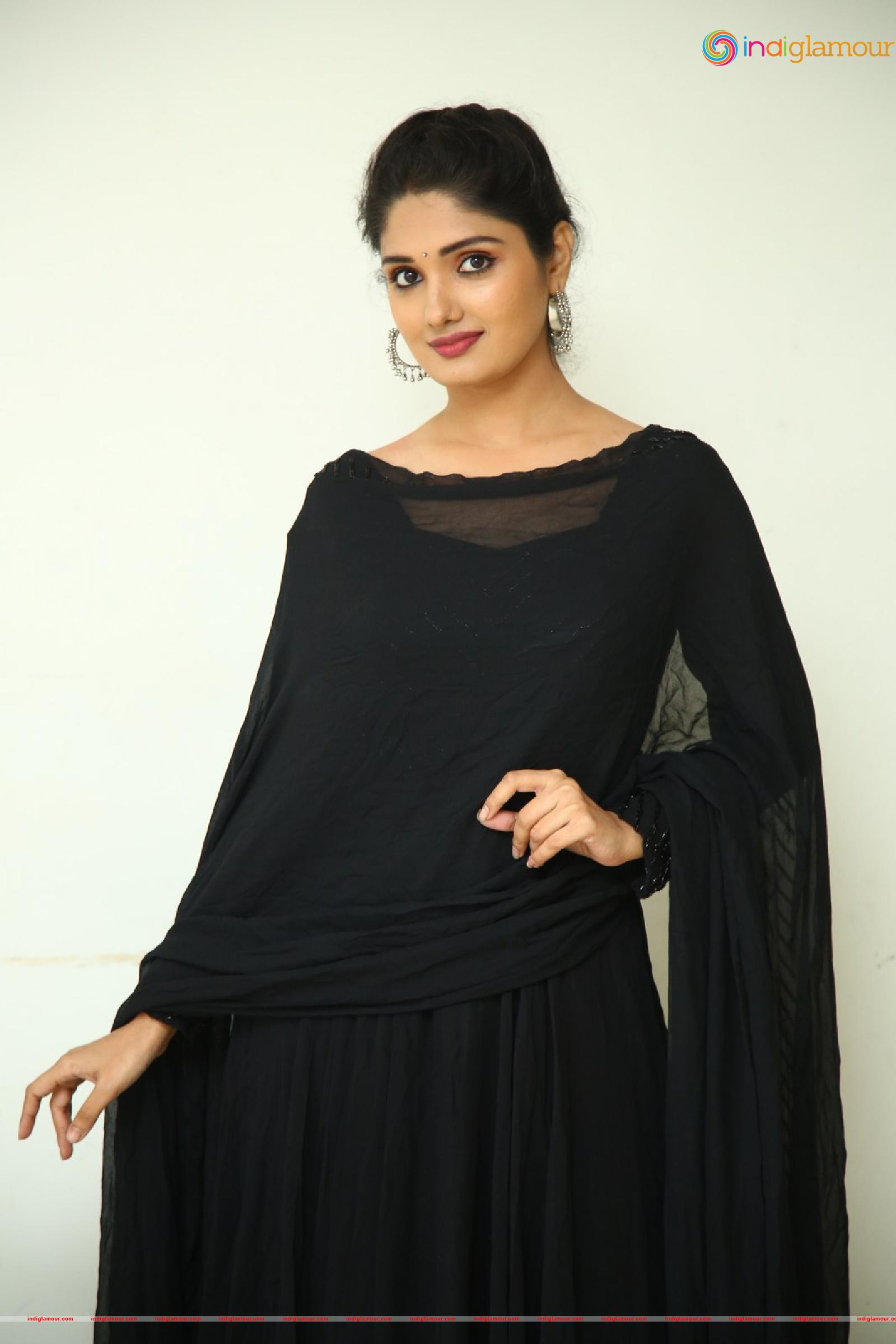 Geeth Saini Actress hd photo