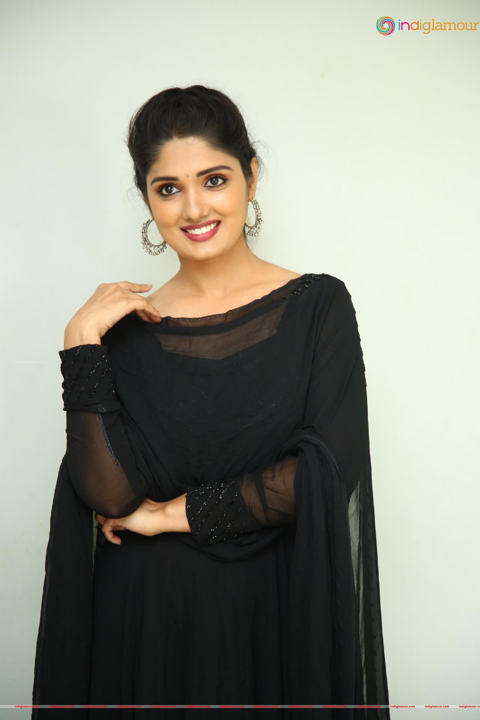 Geeth Saini Actress hd photo