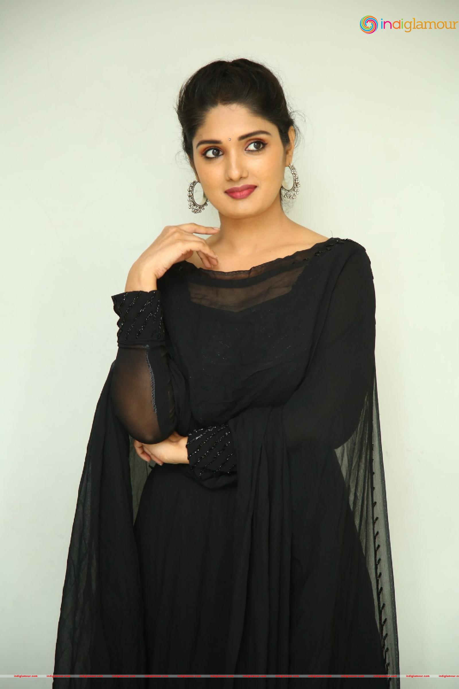 Geeth Saini Actress hd photo