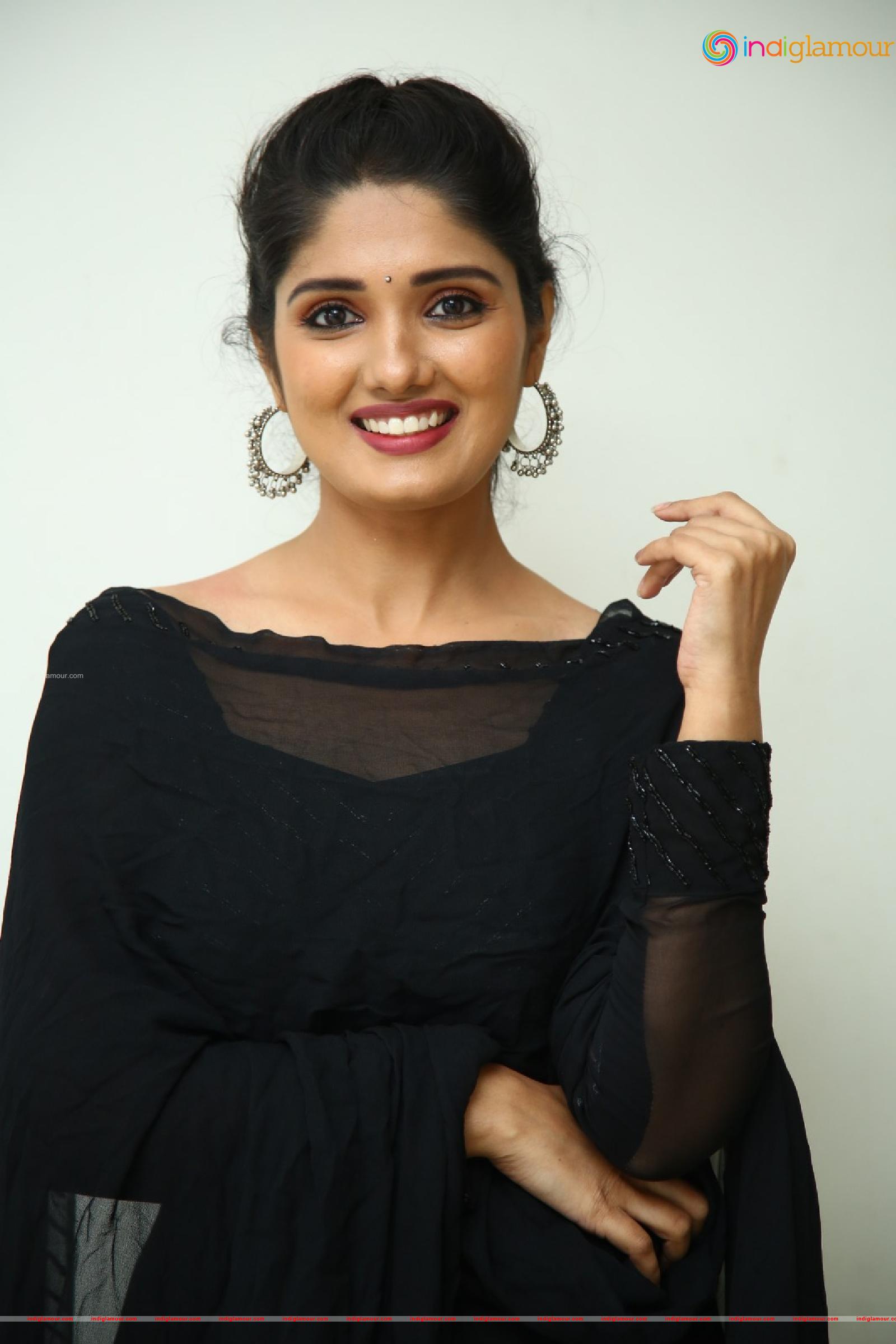 Geeth Saini Actress hd photo
