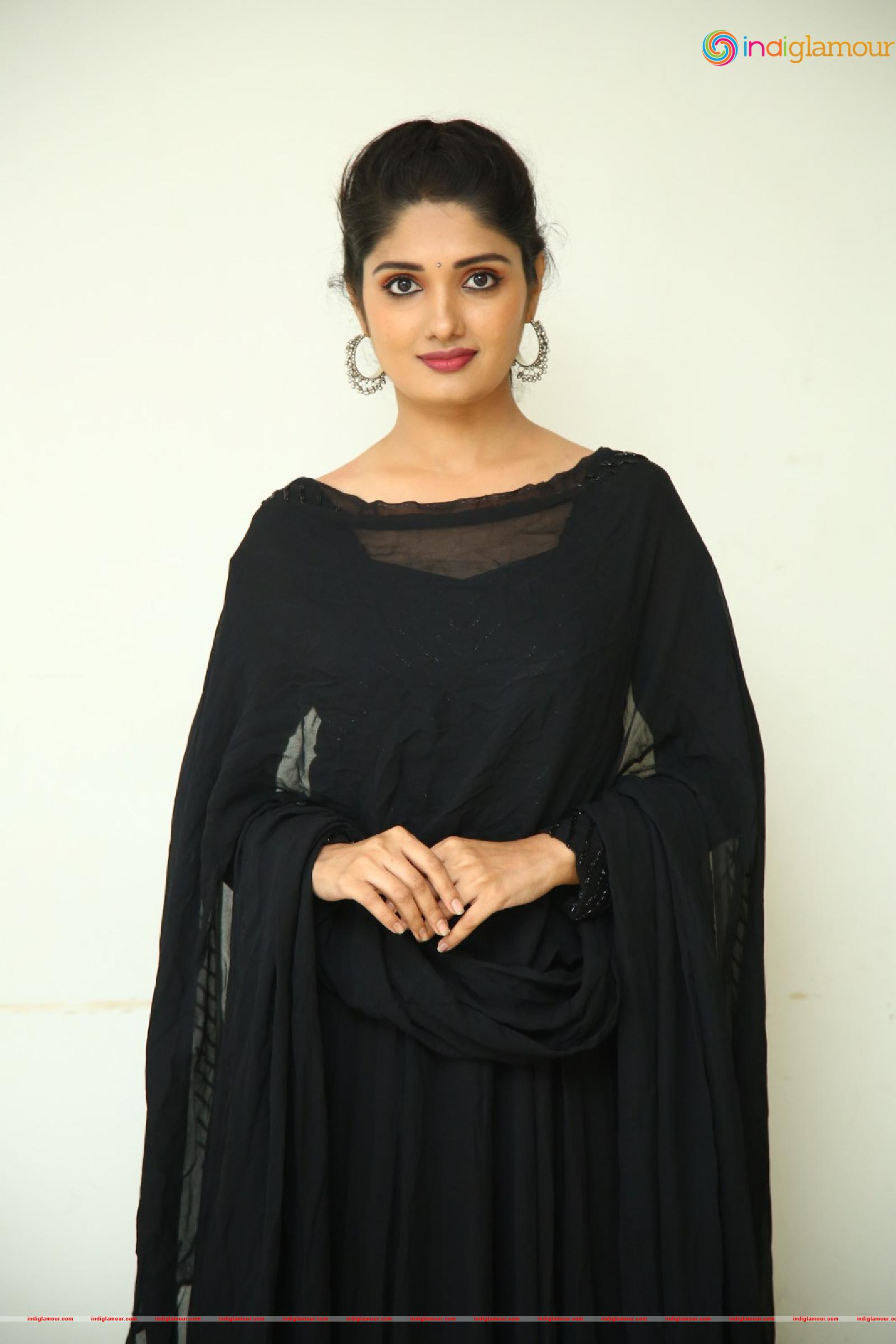 Geeth Saini Actress hd photo