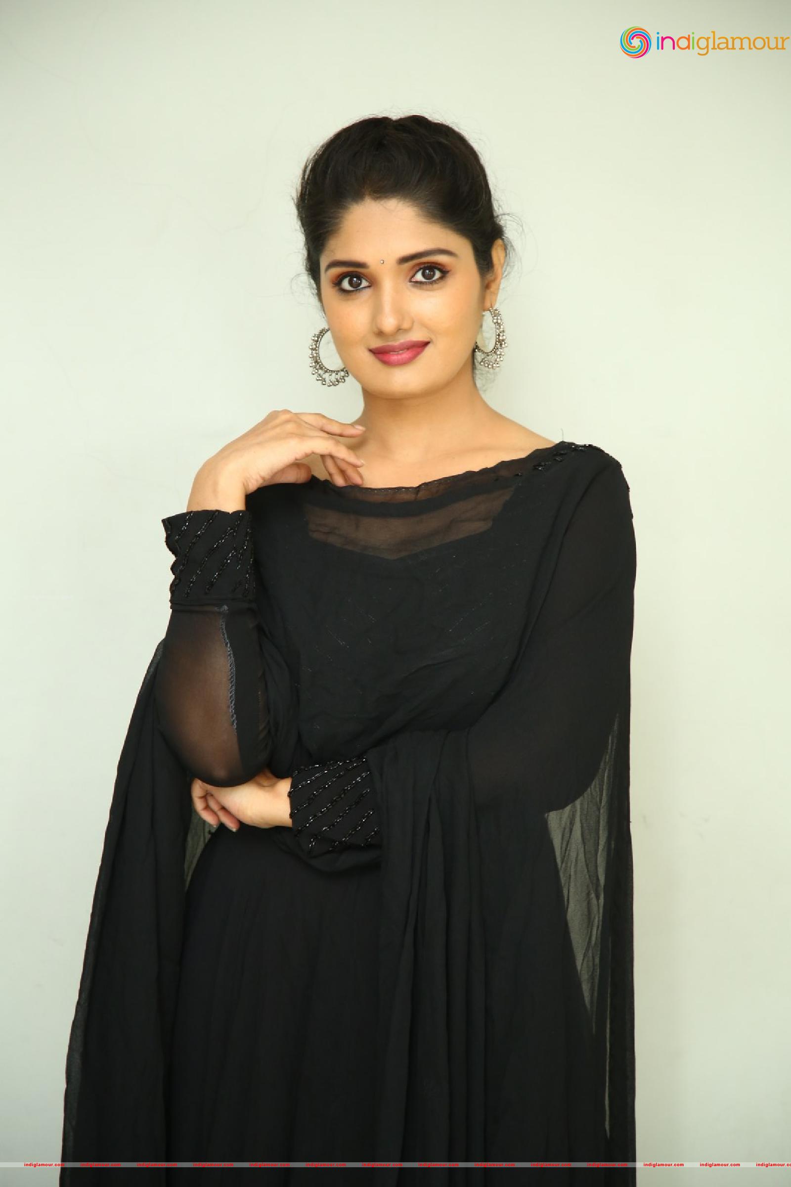 Geeth Saini Actress hd photo