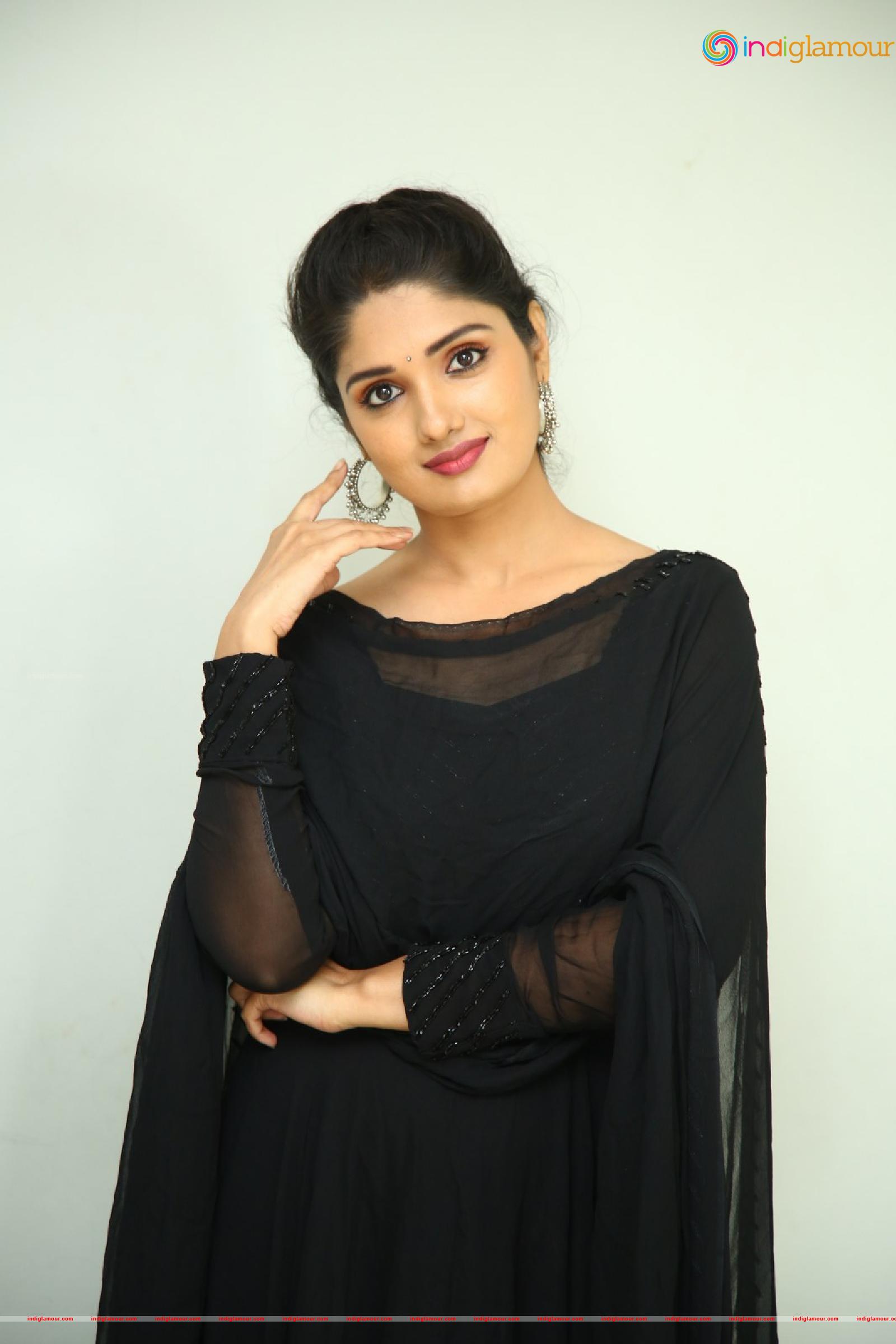 Geeth Saini Actress hd photo