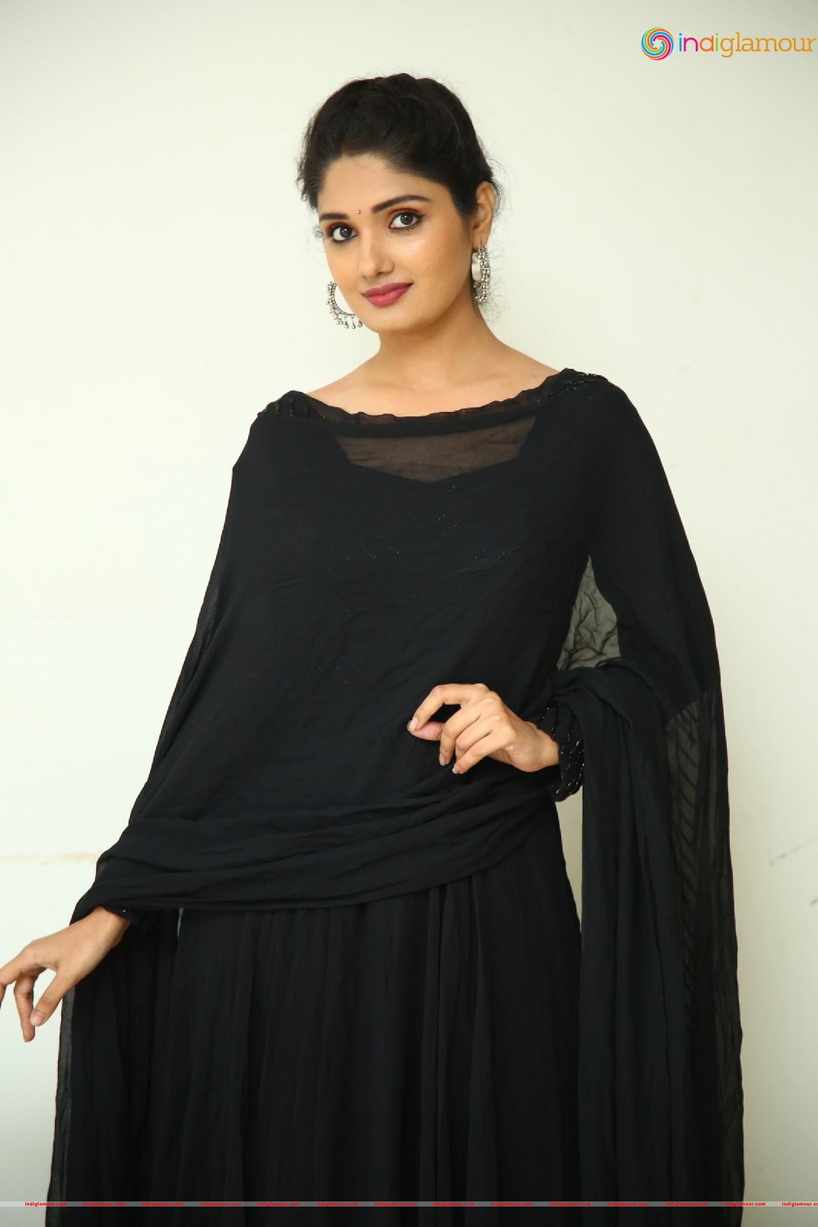 Geeth Saini Actress hd photo