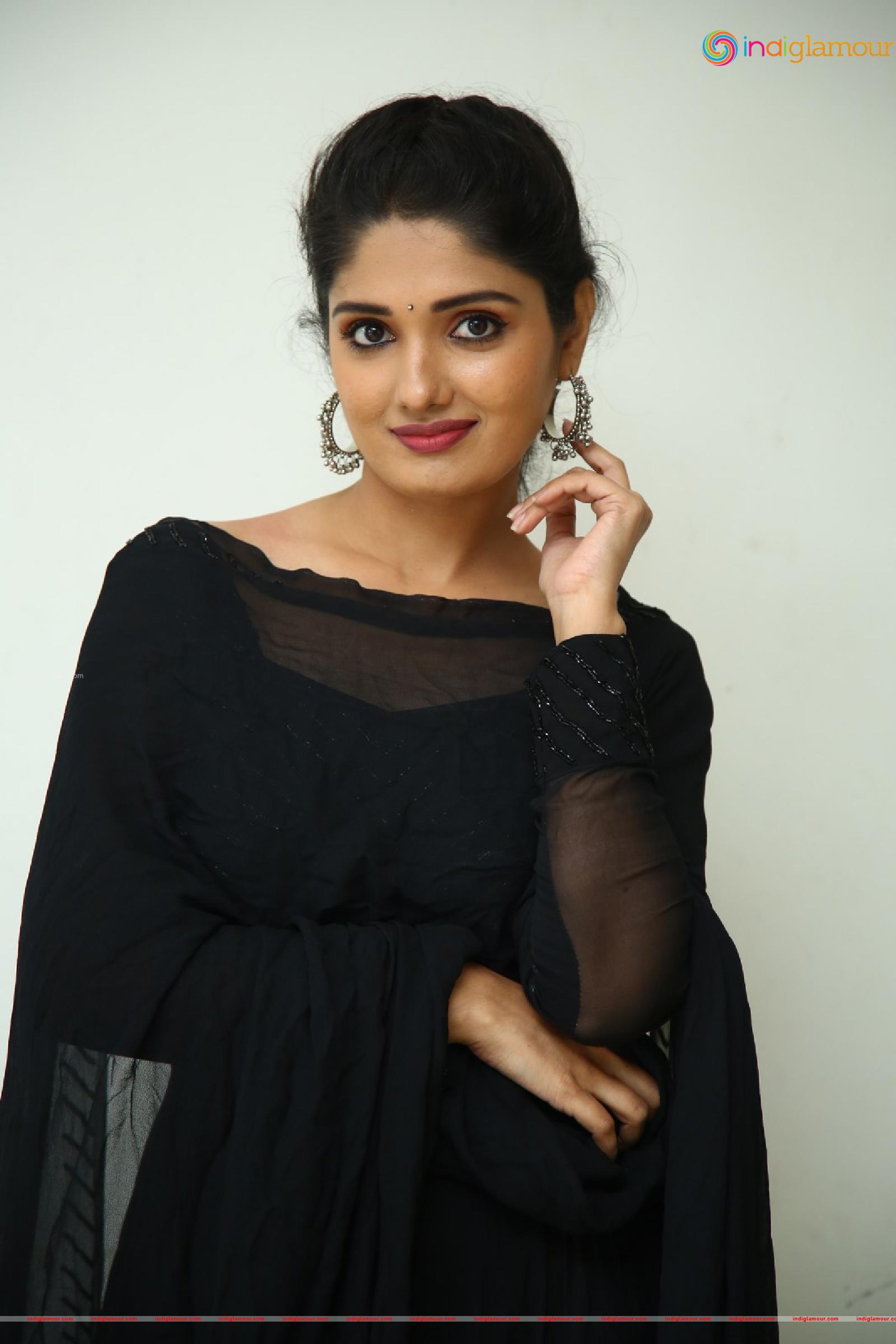 Geeth Saini Actress hd photo
