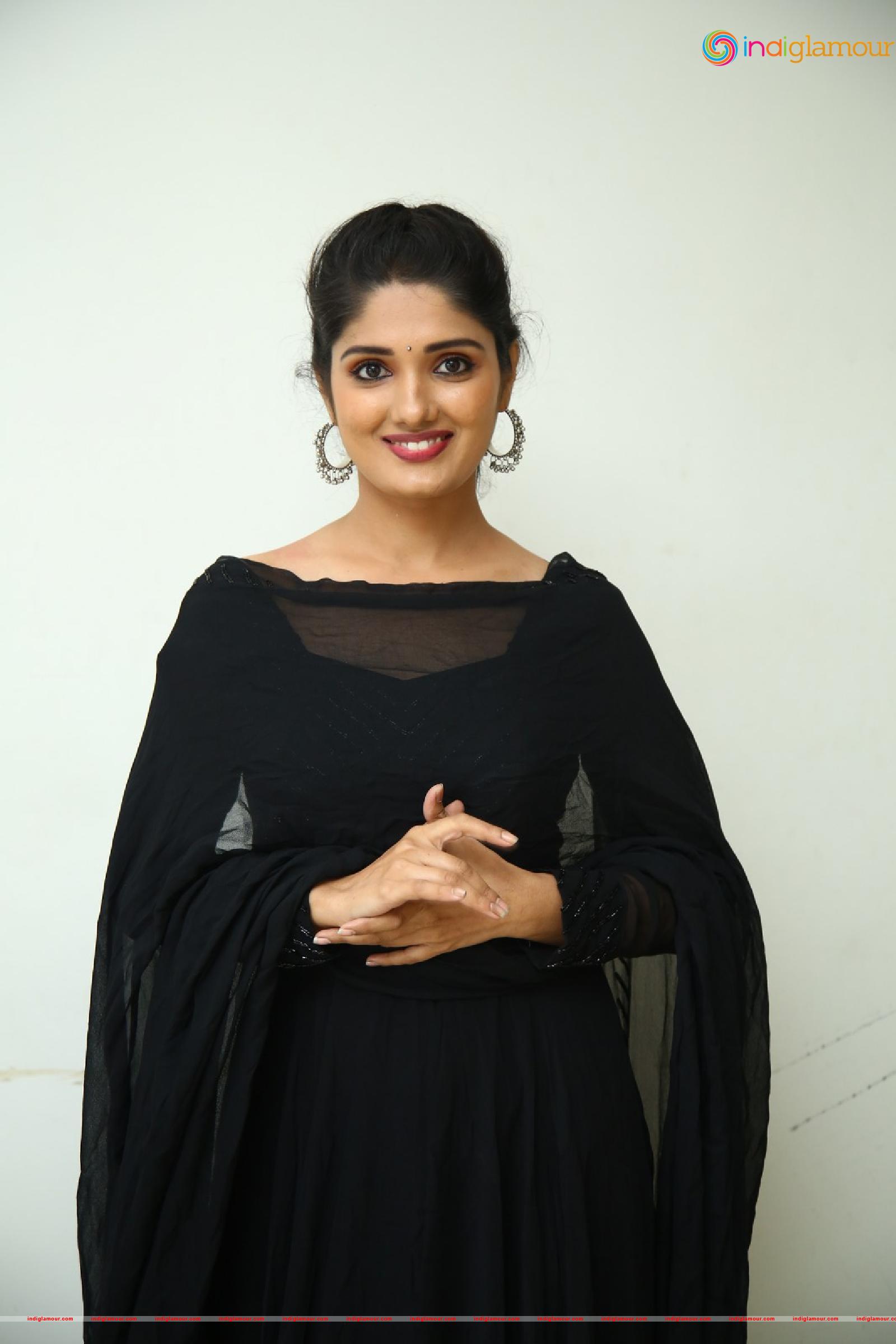 Geeth Saini Actress hd photo