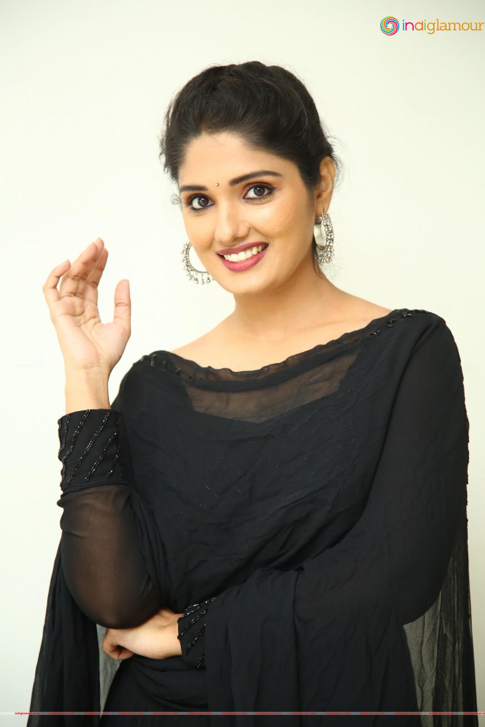 Geeth Saini Actress hd photo
