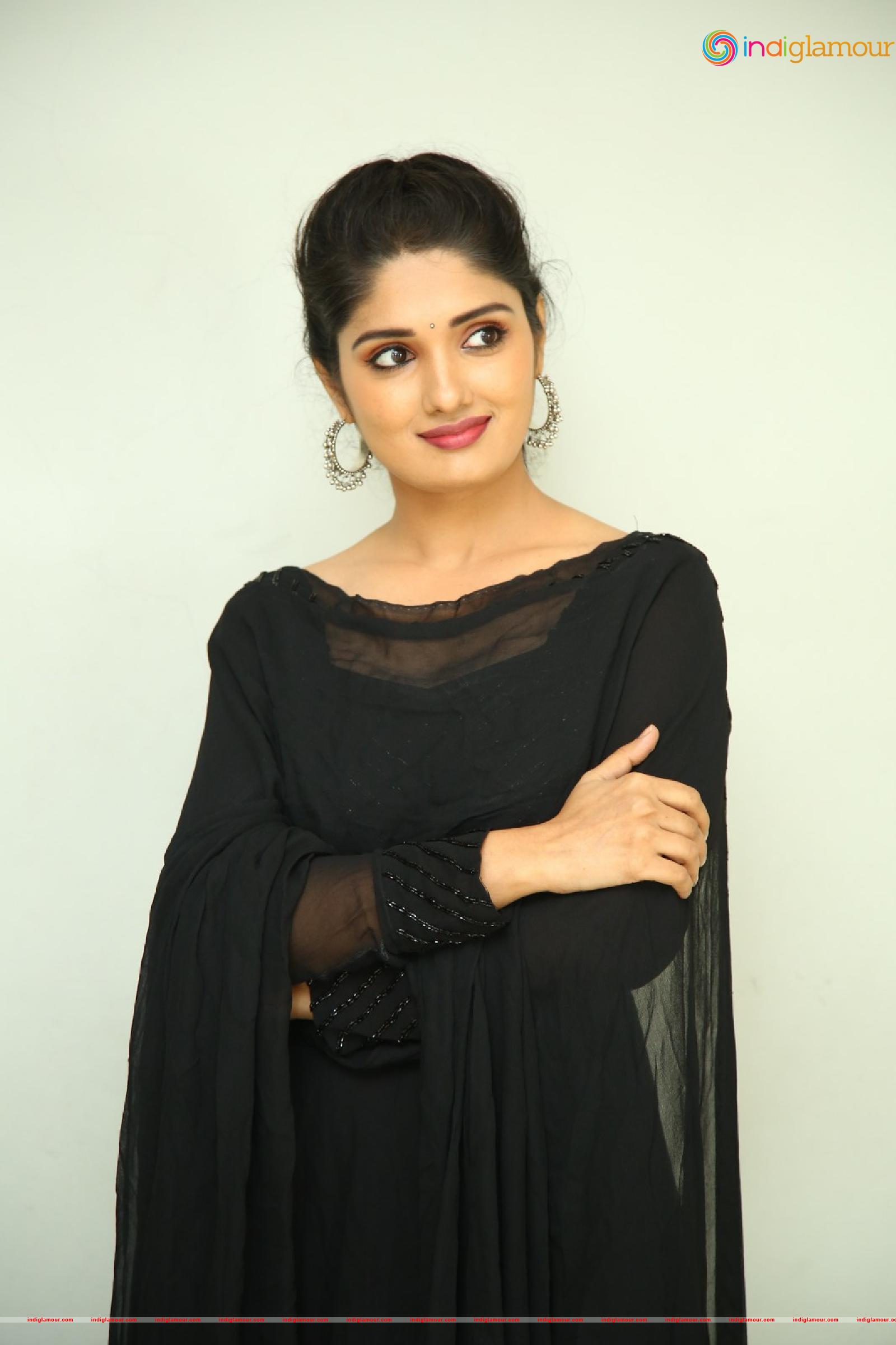 Geeth Saini Actress hd photo