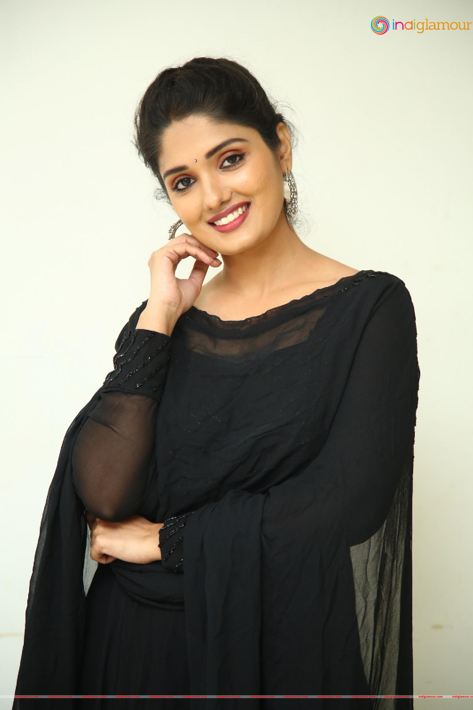 Geeth Saini Actress hd photo