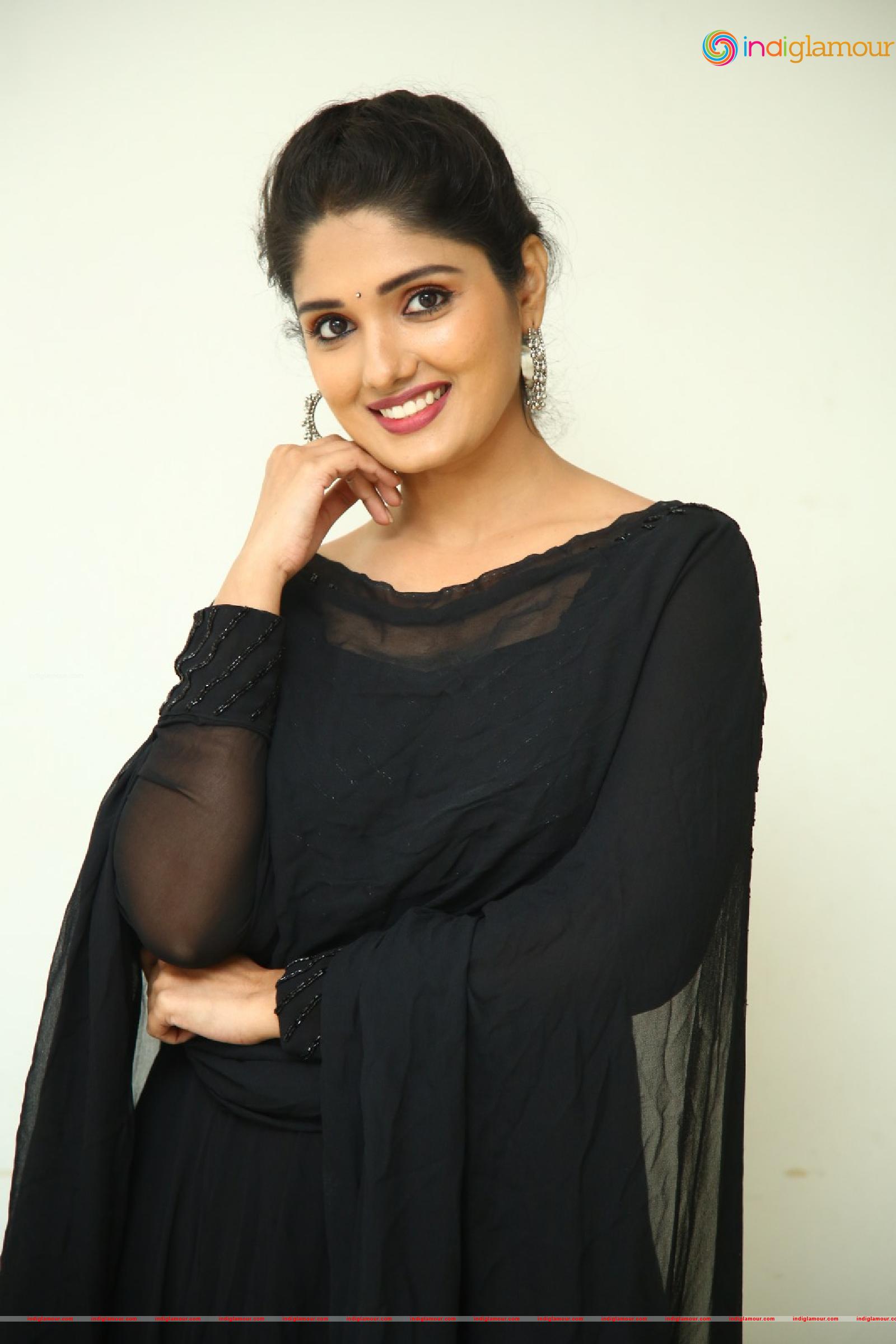Geeth Saini Actress hd photo