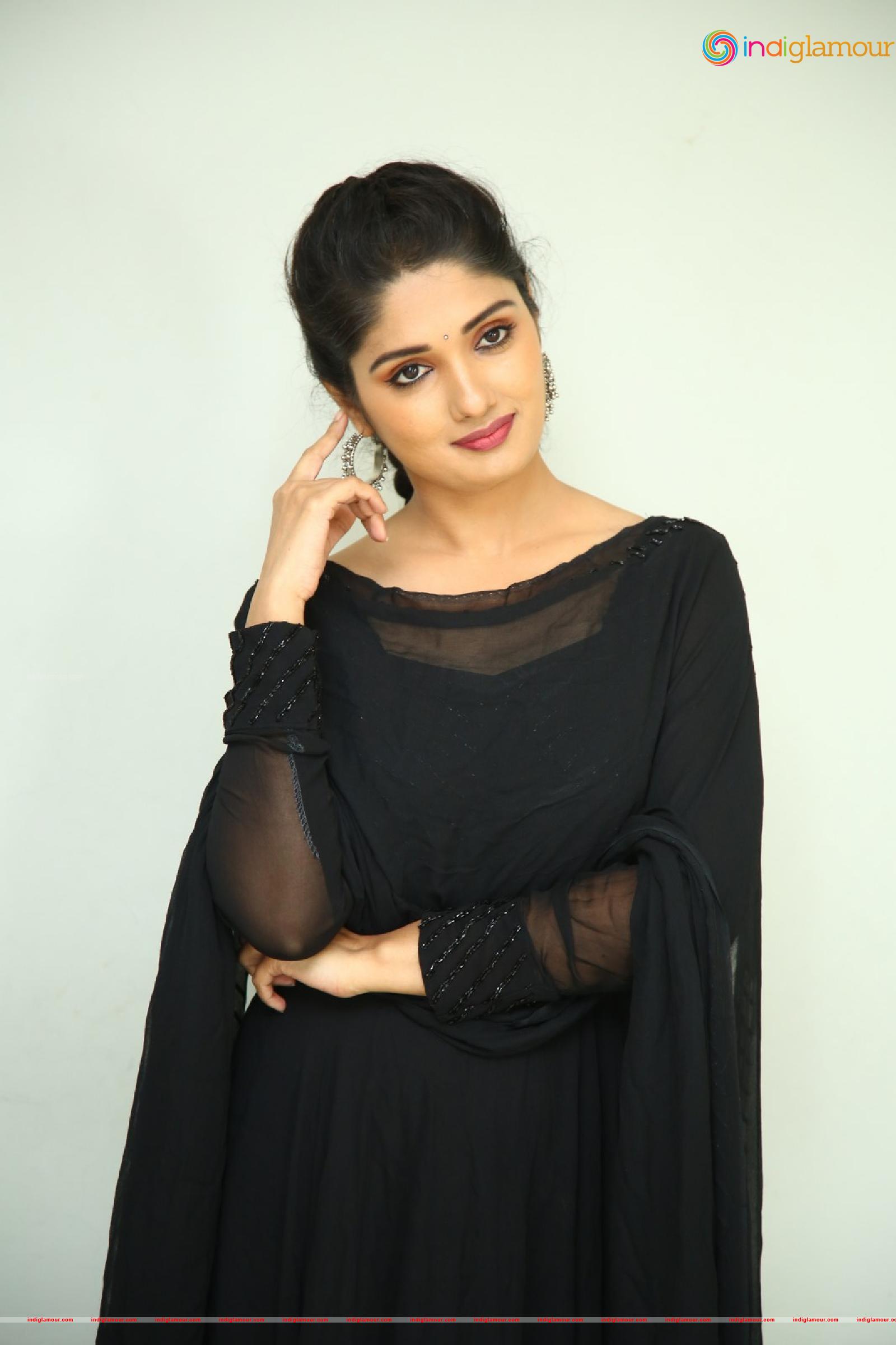 Geeth Saini Actress hd photo
