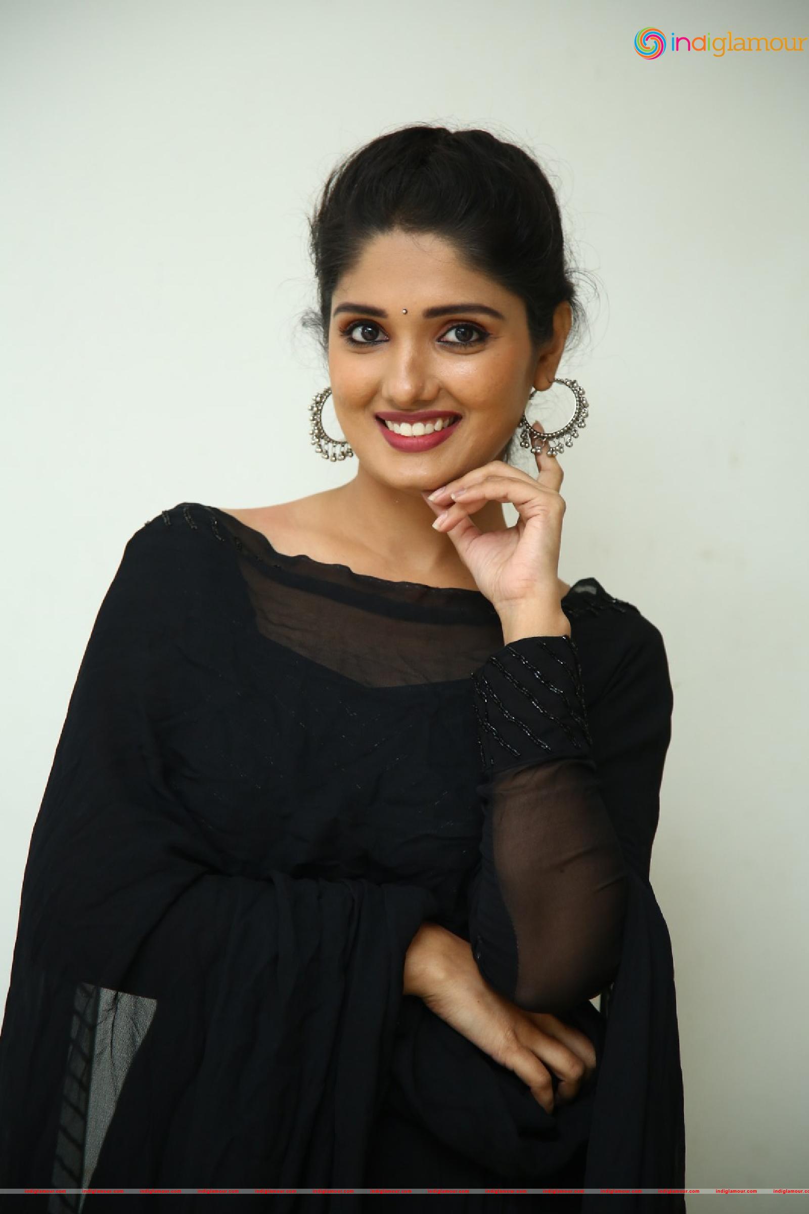 Geeth Saini Actress hd photo