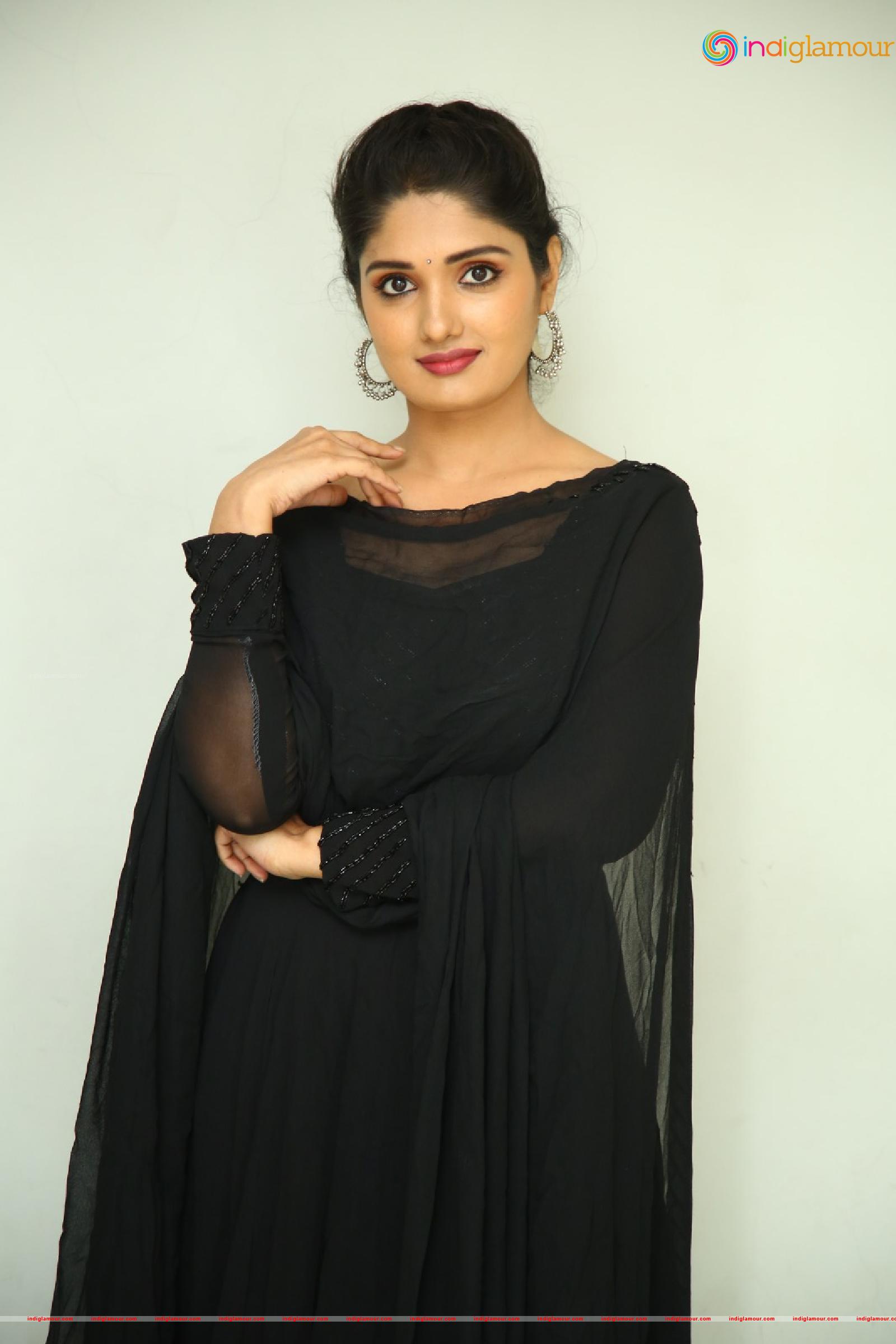 Geeth Saini Actress hd photo