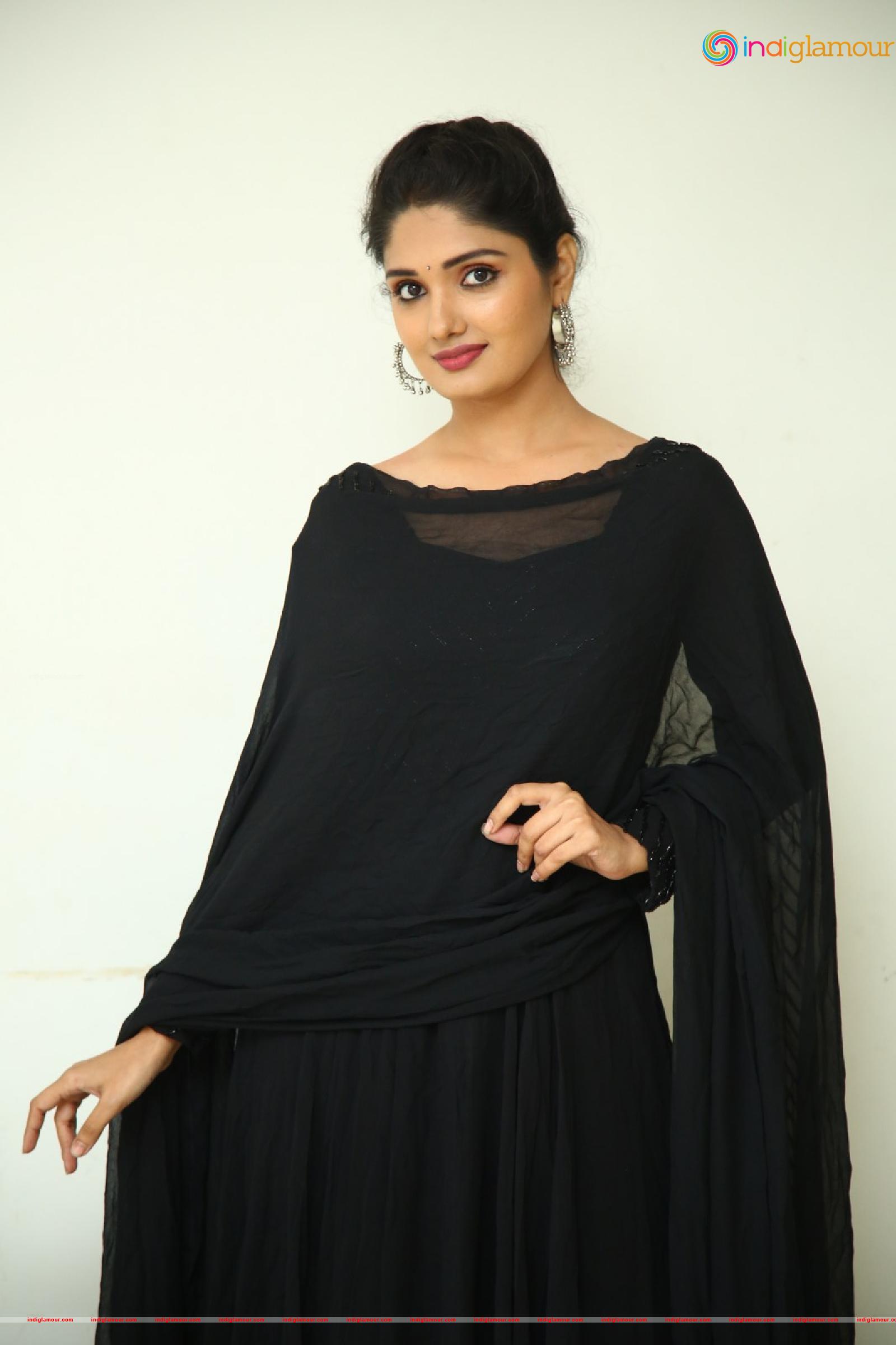 Geeth Saini Actress hd photo