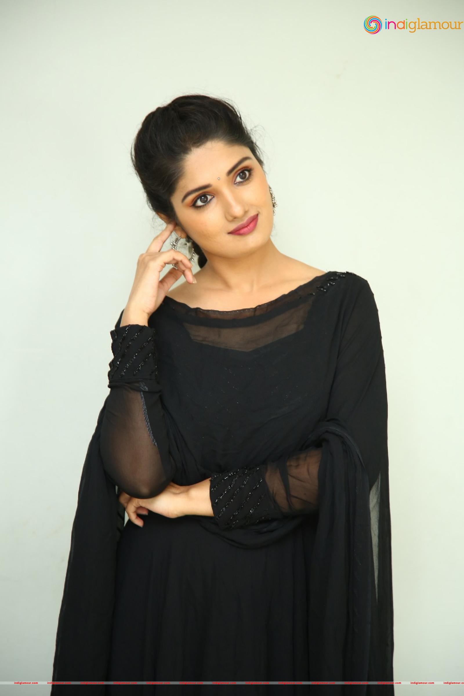 Geeth Saini Actress hd photo