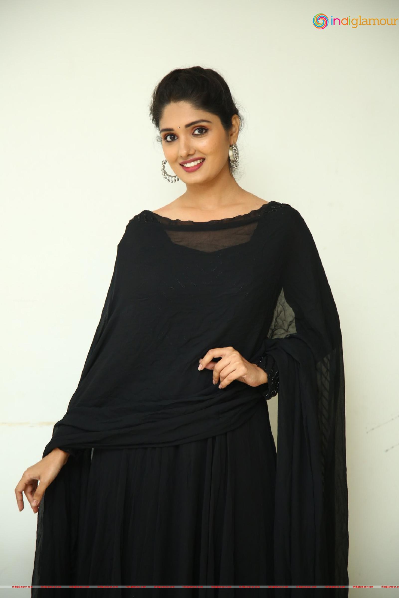 Geeth Saini Actress hd photo