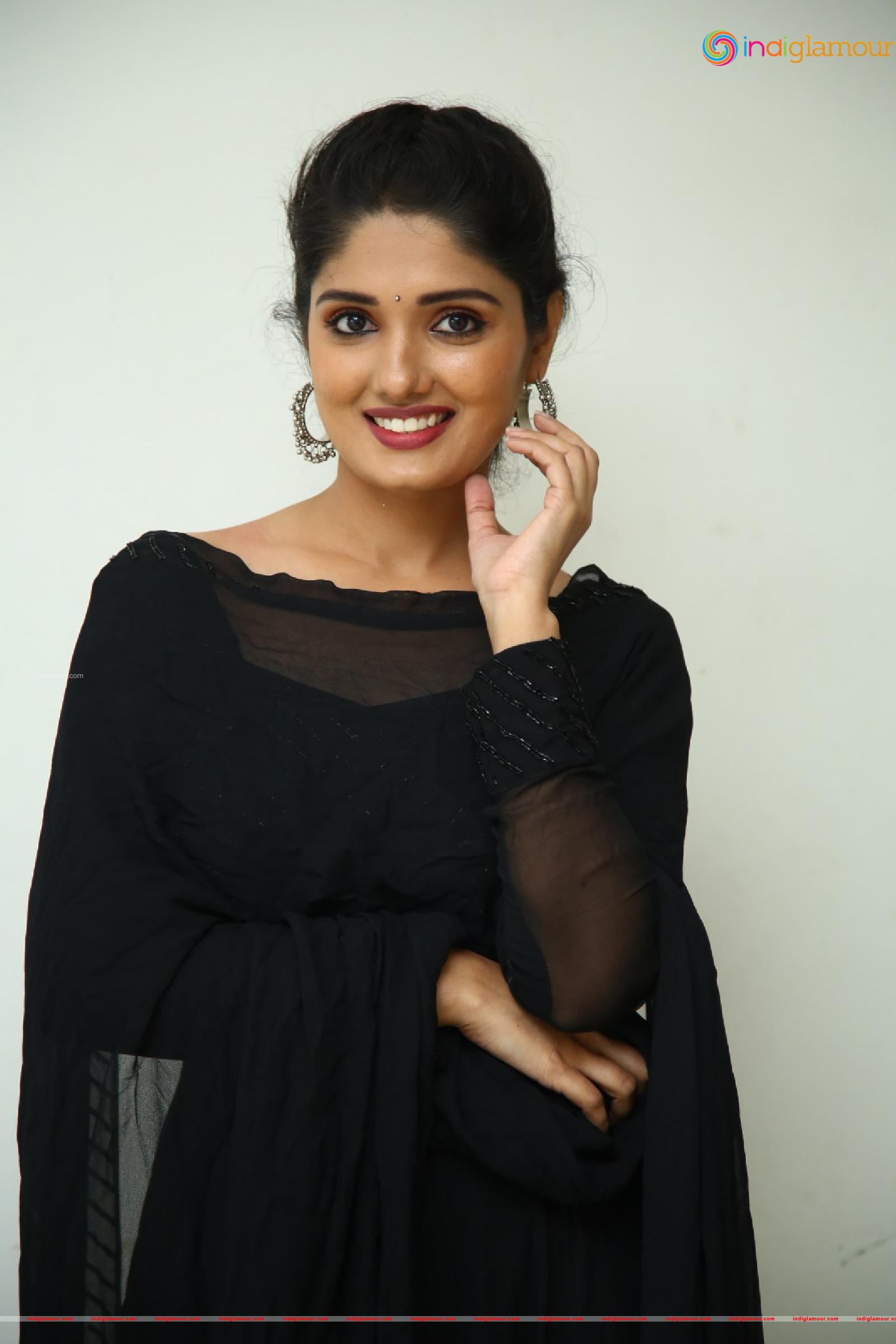 Geeth Saini Actress hd photo