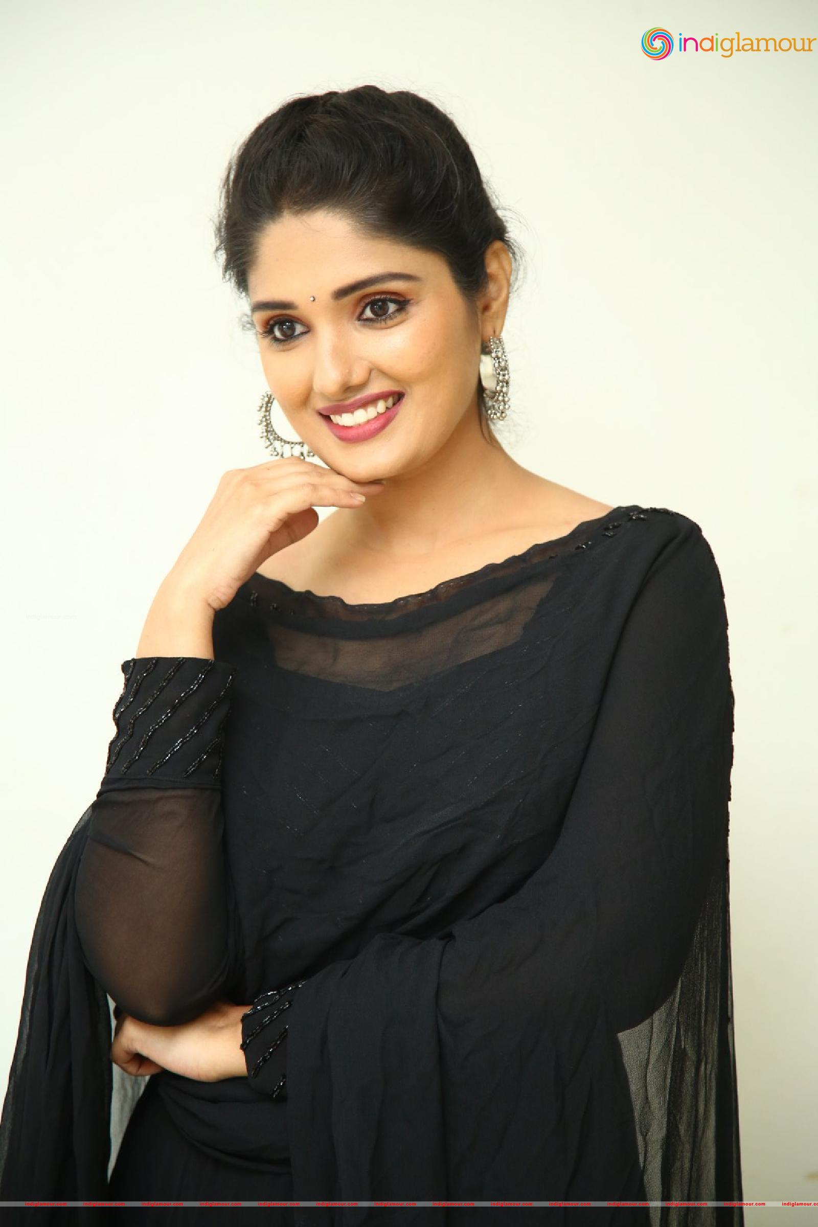 Geeth Saini Actress hd photo
