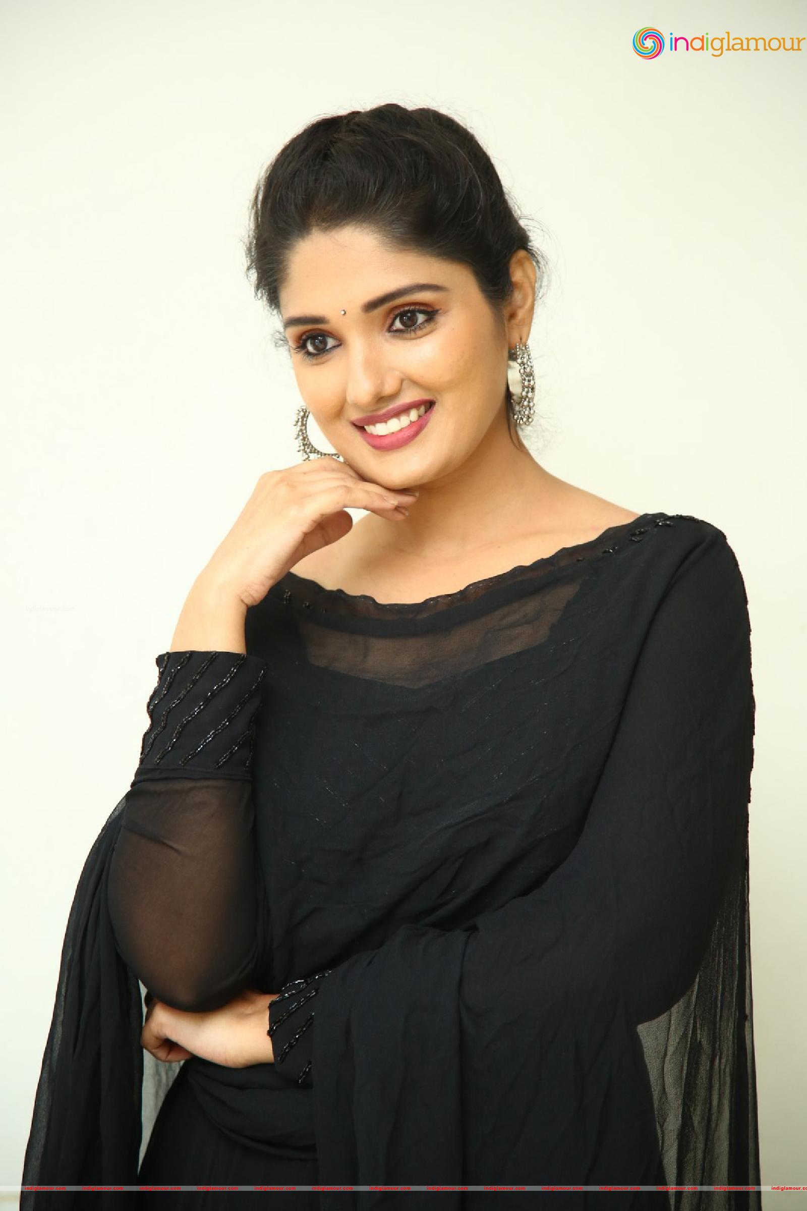 Geeth Saini Actress hd photo
